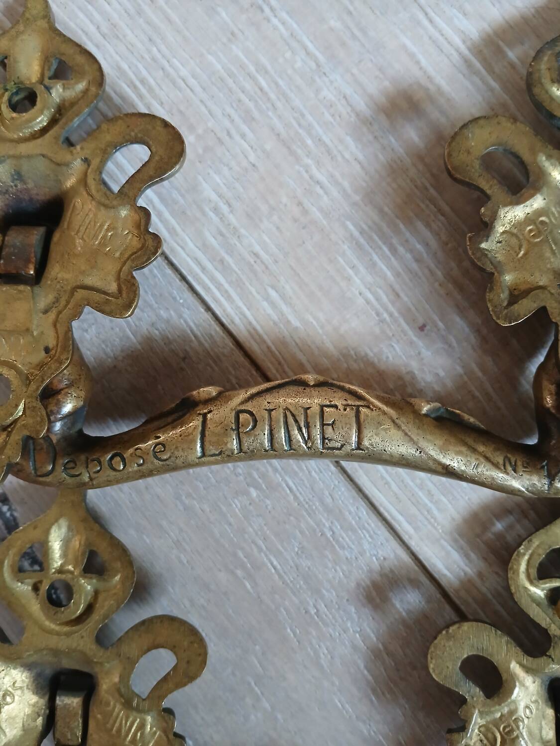 Paire de poignées en bronze L.Pinet