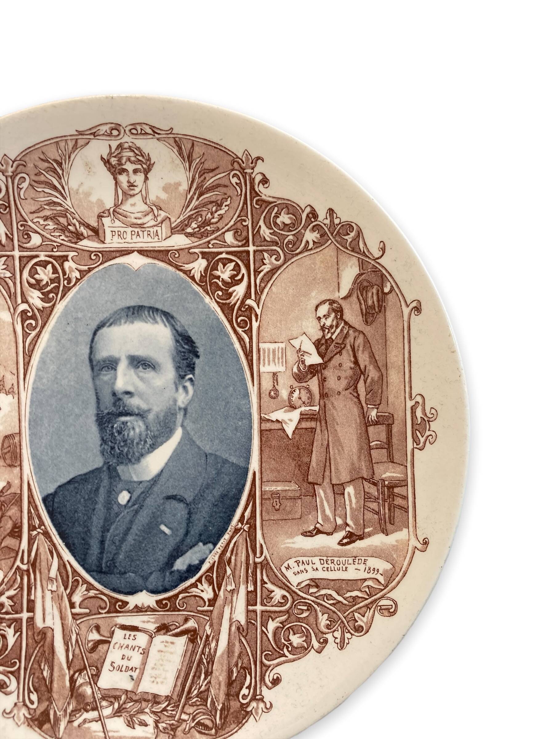 Assiette Historiée Commémorative En Faience De Sarreguemines Paul Déroulède 1870