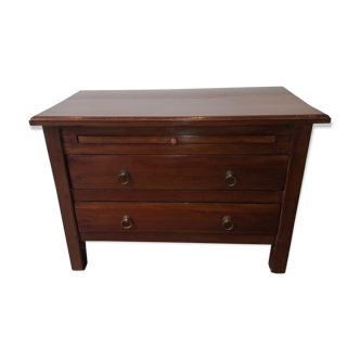 Colonial-style back-up furniture