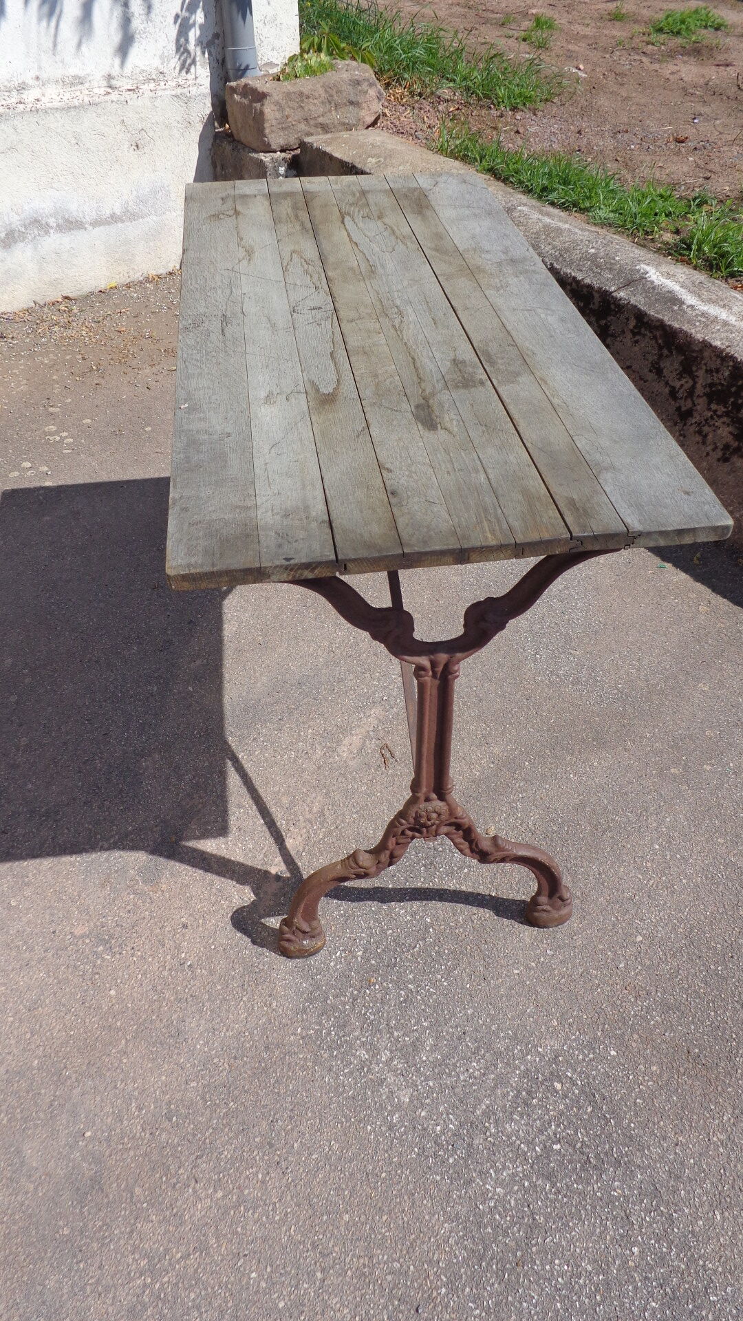 Bistro table, cast iron legs