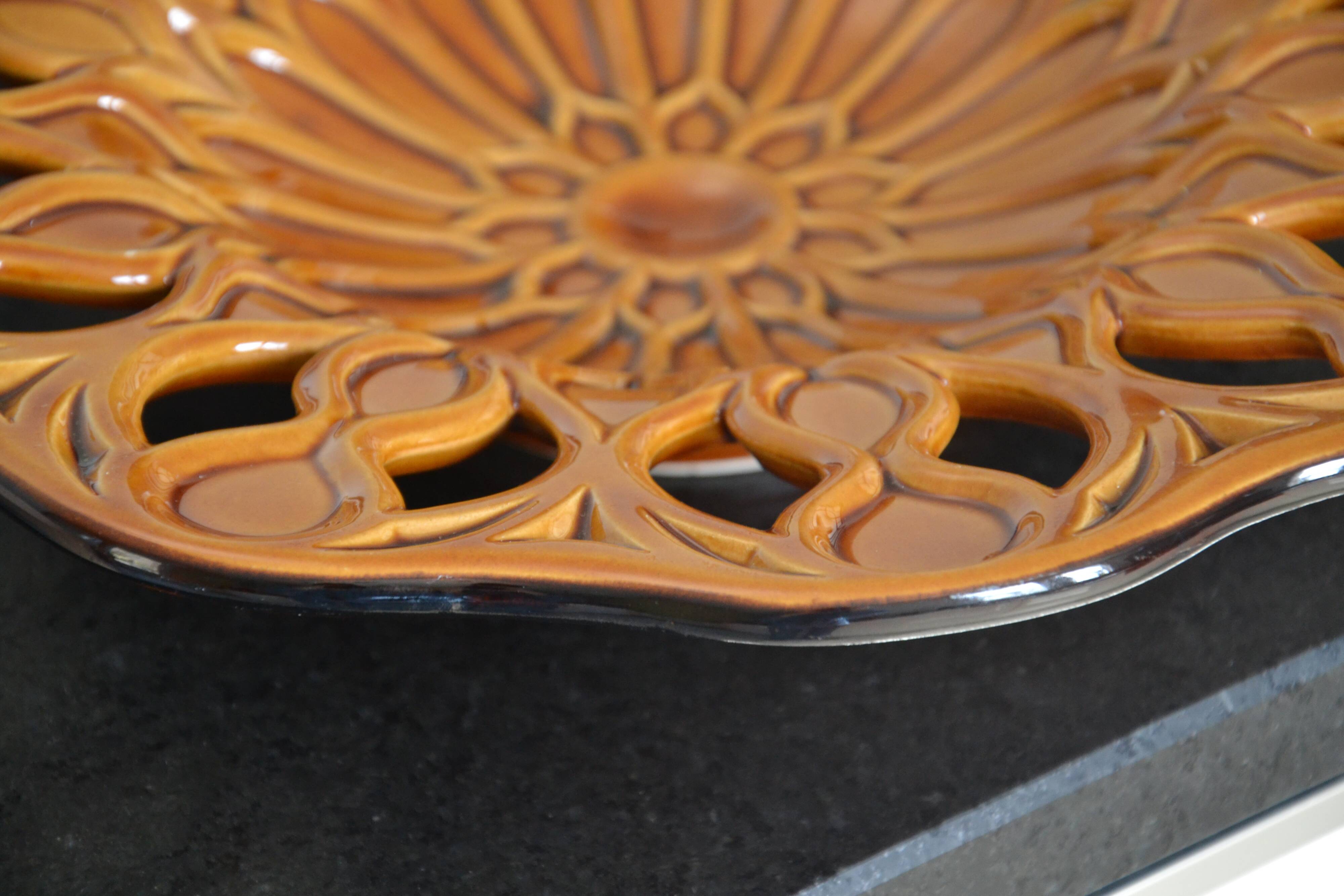 Cut-out ceramic fruit bowl