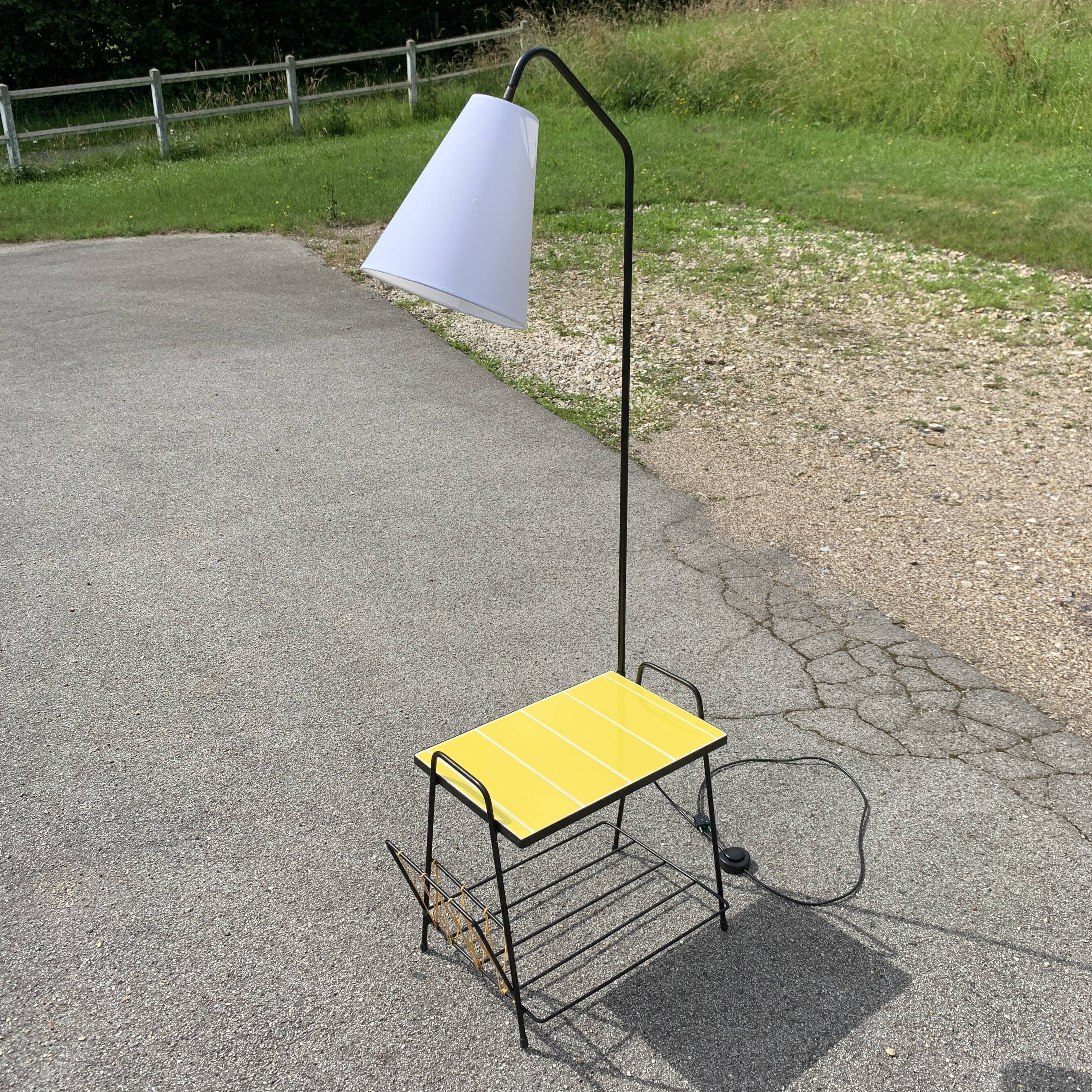 Reader lamp with tablet