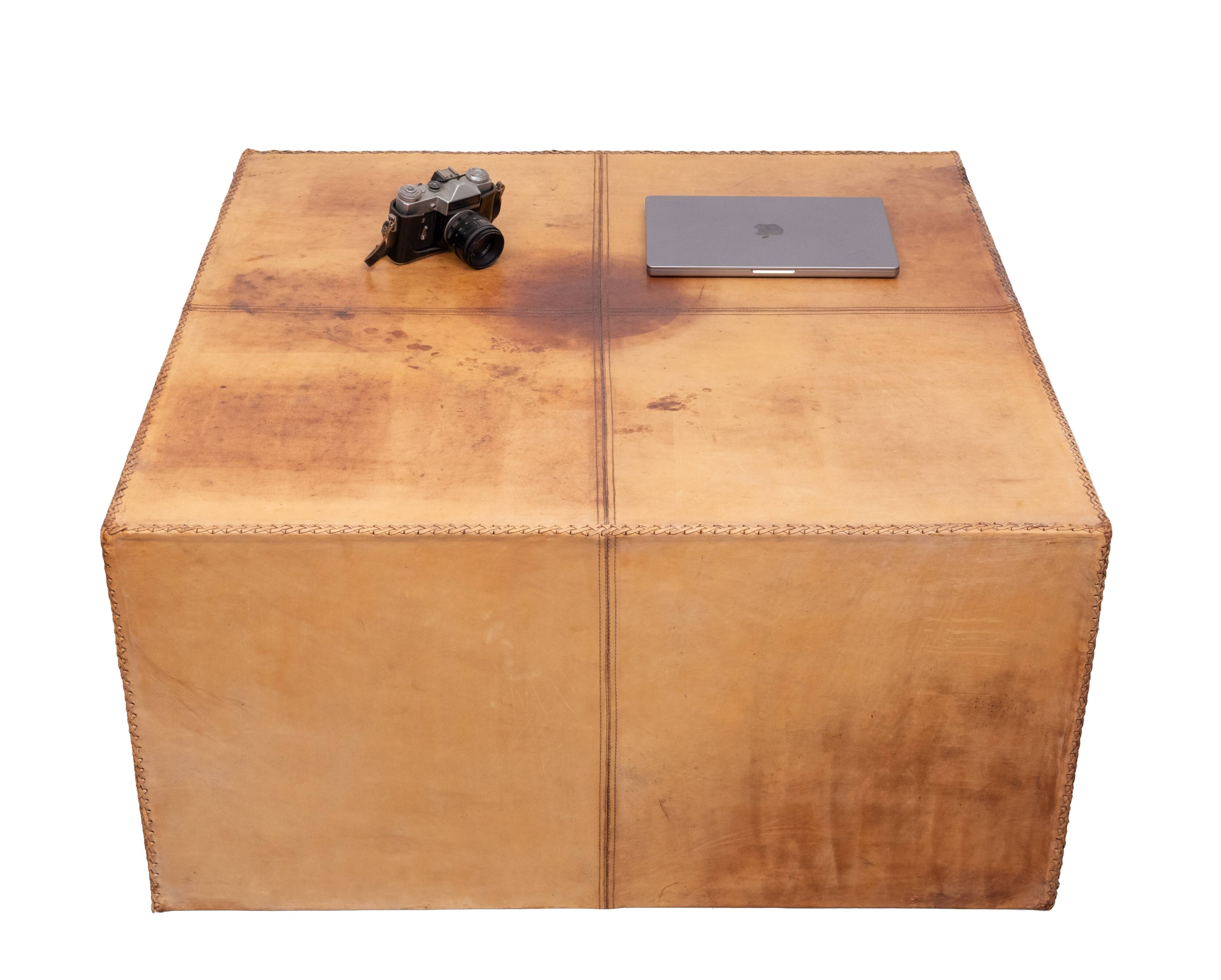 Table basse en cuir cognac à grands points des années 1970, France
