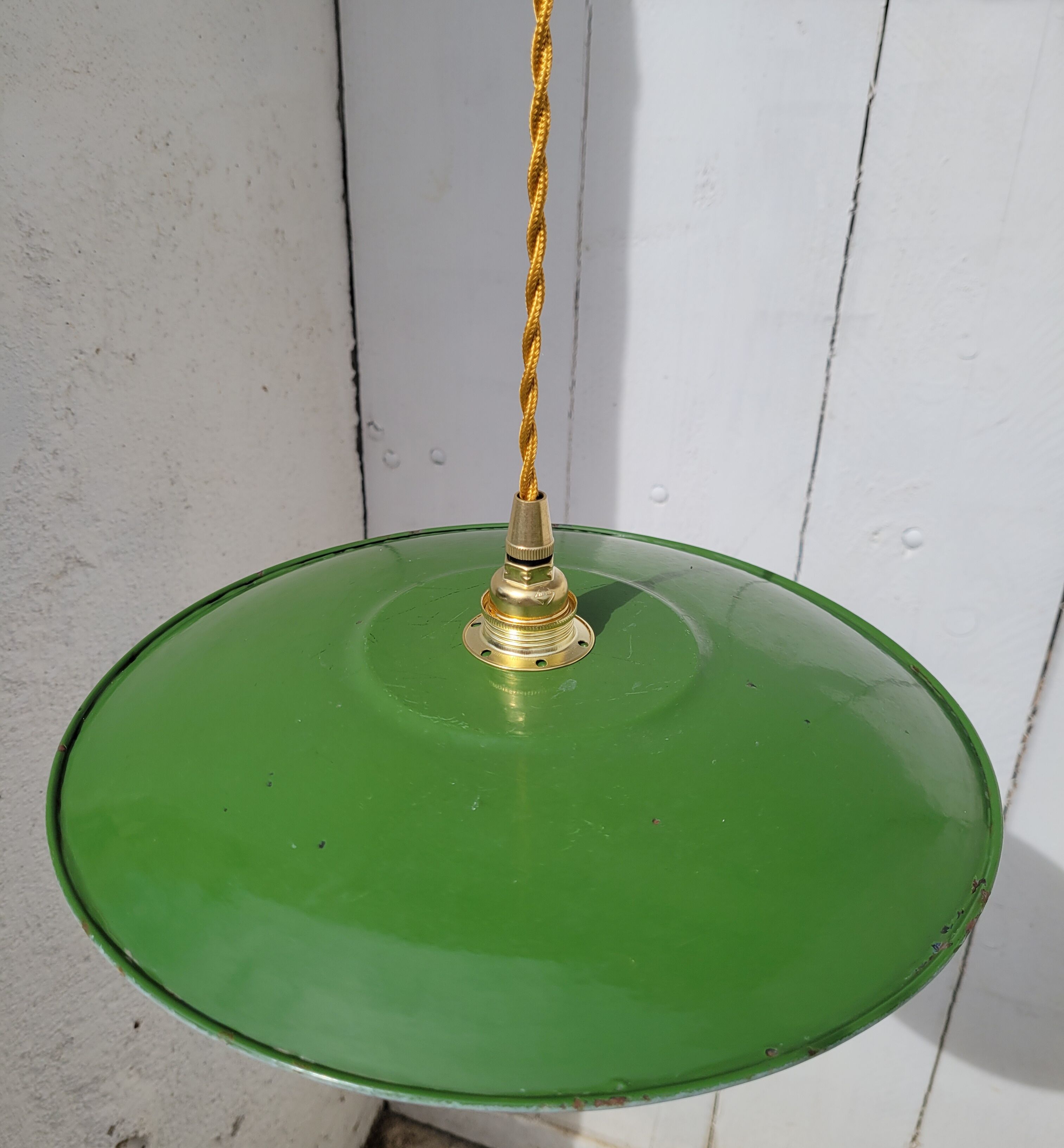 Enamelled sheet metal suspension