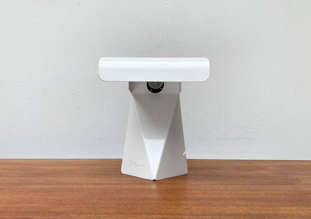 Lampe de table tole minimaliste italienne de l'âge spatial du milieu du siècle par G. Grego, années 1960.