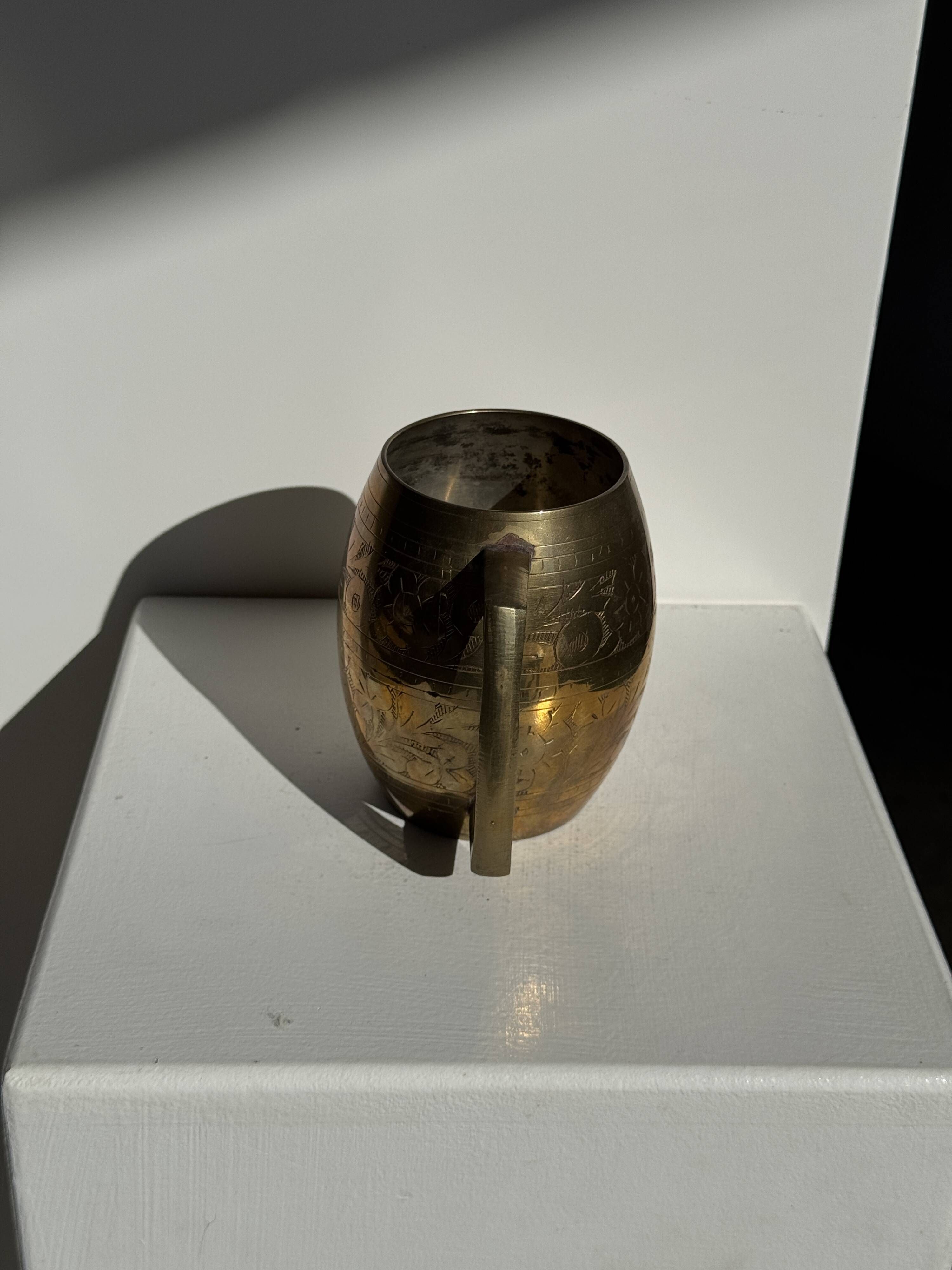 Indian mug in engraved gold metal with floral patterns H11