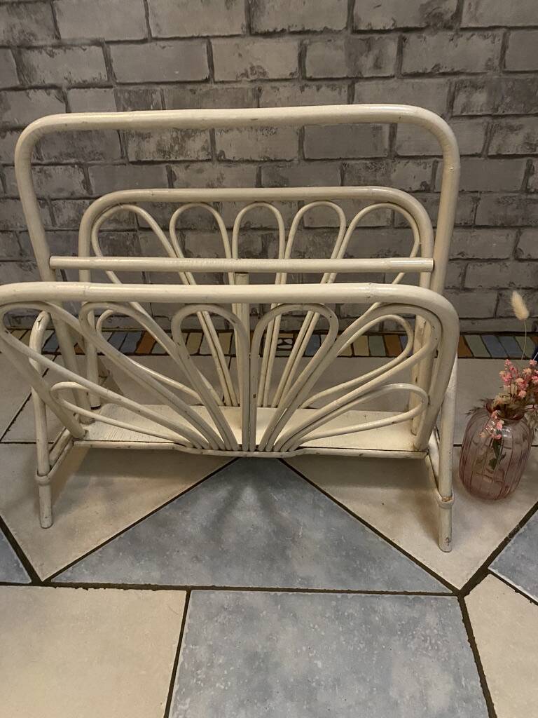 Porte-revues vintage en rotin blanc crème – Style Bohème / Éventail (Années
