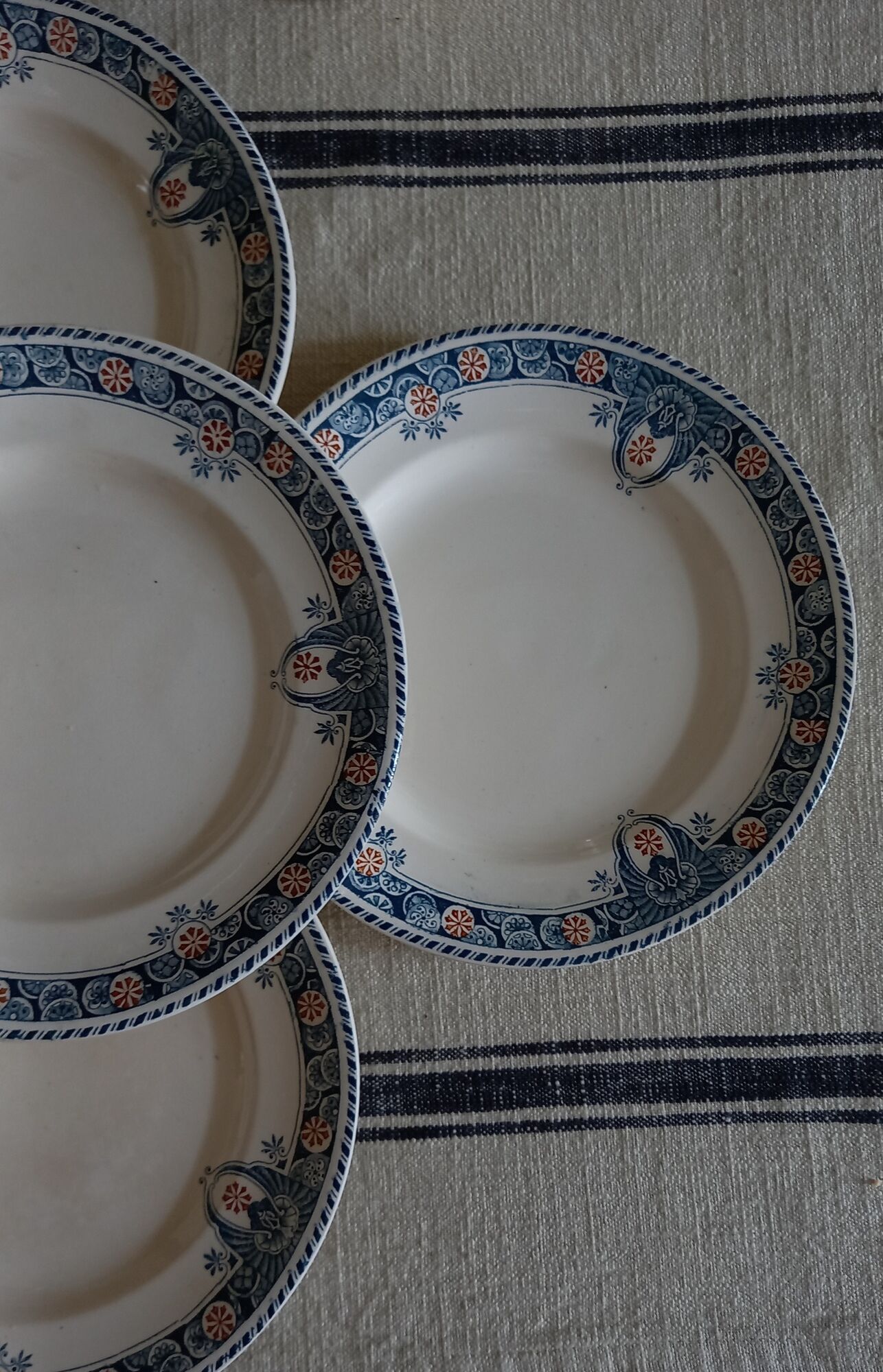 4 assiettes anciennes terre de fer longwy modèle « londres »