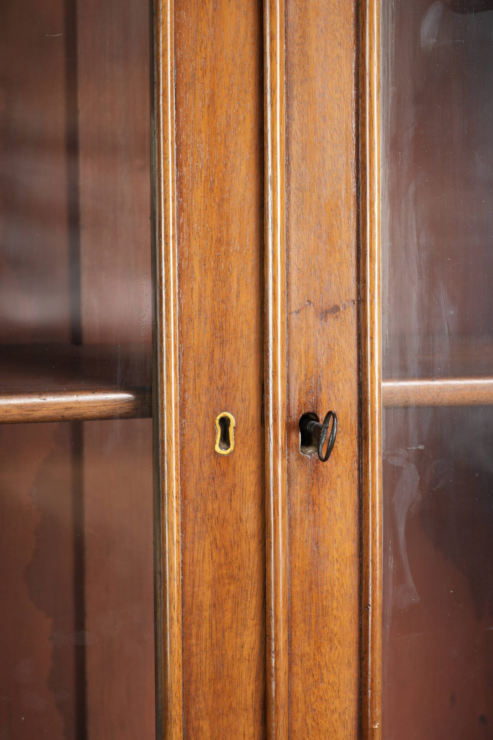 Antique English bookcase / display cabinet from the 19th century