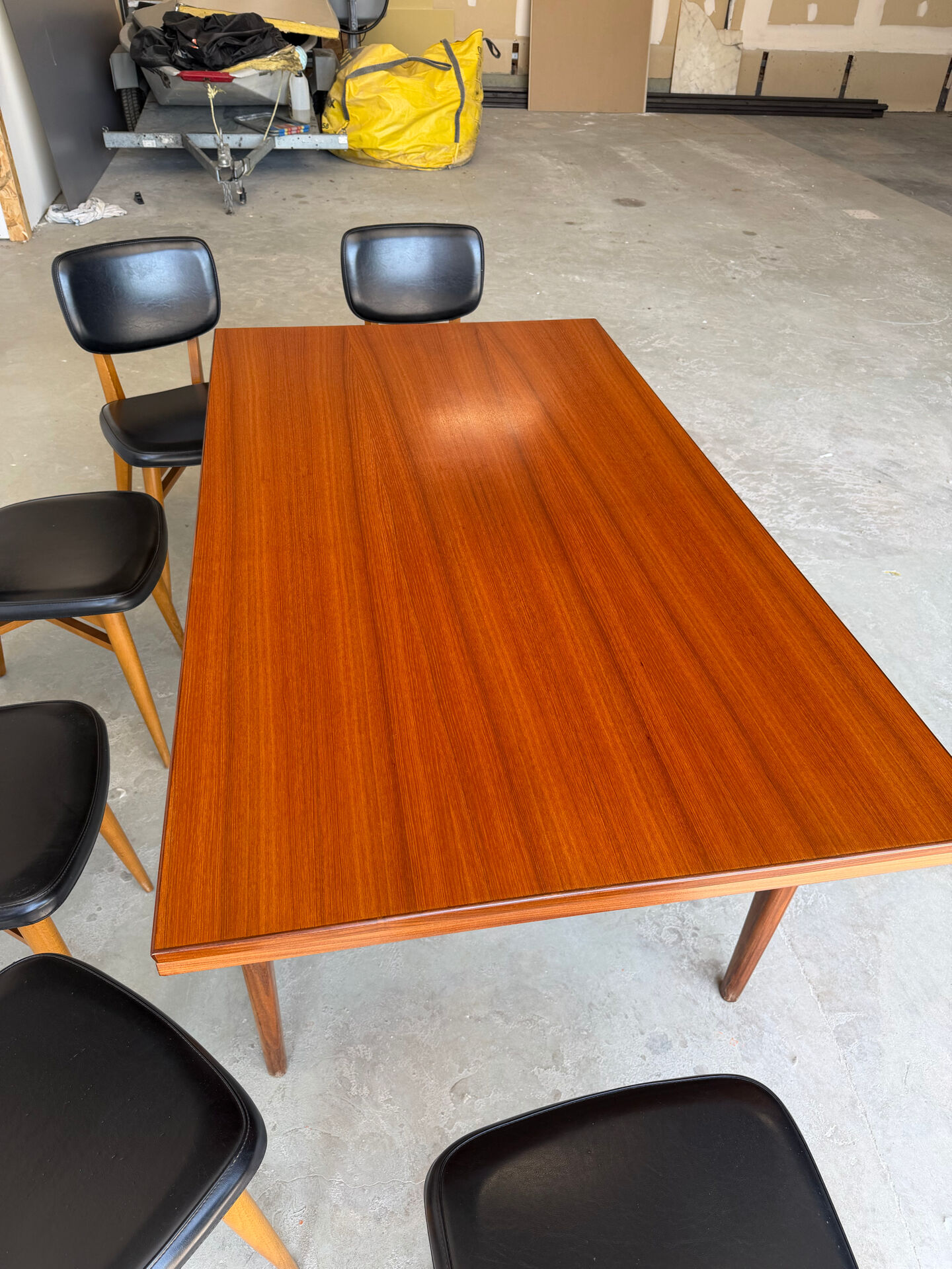 Rectangular extendable table in Scandinavian design made of solid teak.