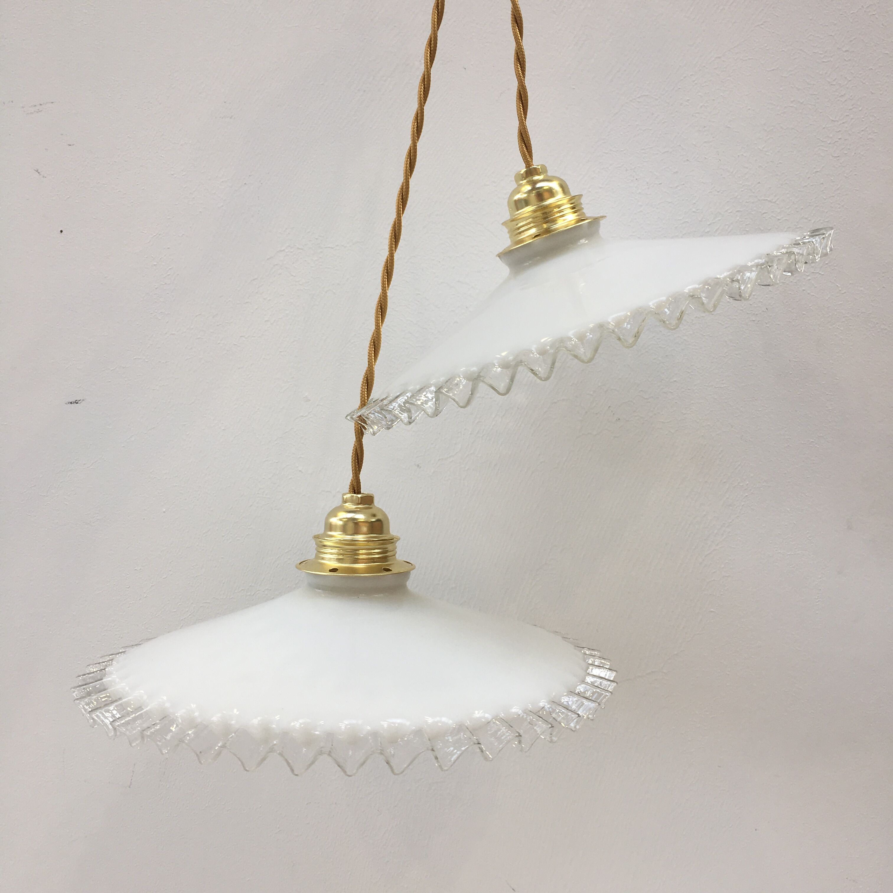 Paire de suspensions en opaline blanche à bords dentelés