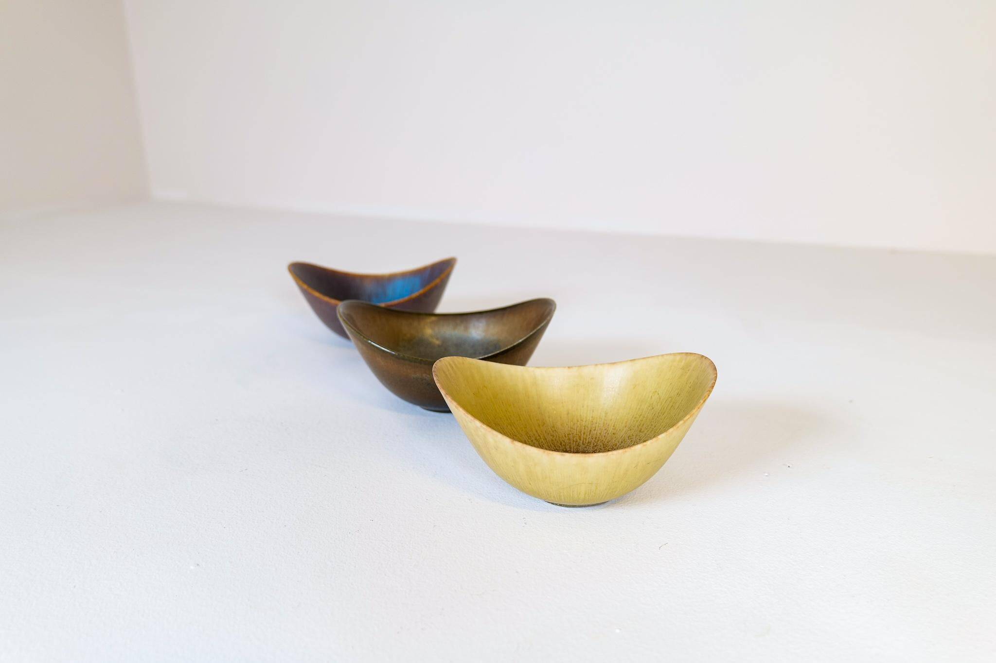 Set of 3 modern mid-century ceramic bowls by Gunnar Nylund Rörstrand, Sweden.
