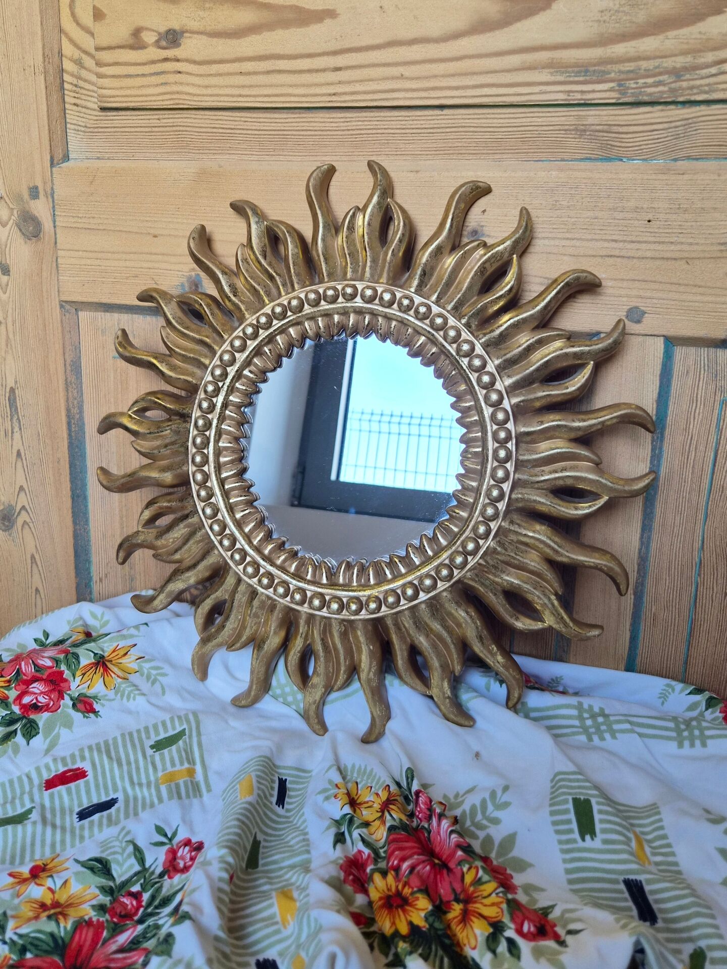 Vintage Gold Sun Mirror – A Mid-Century Classic for a Stylish Décor