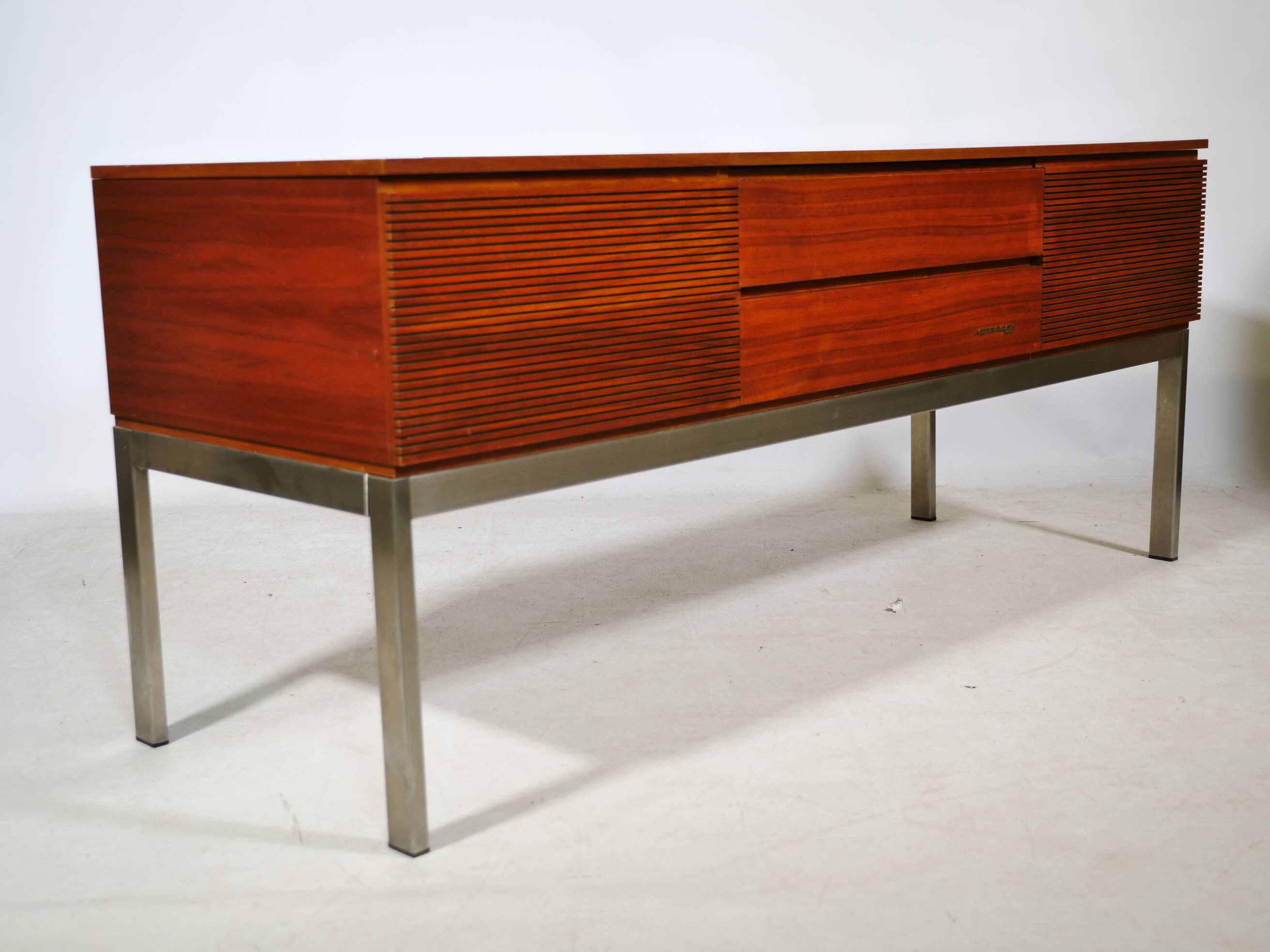 Meuble bas audio de style mid-century en bois et métal, années 1960