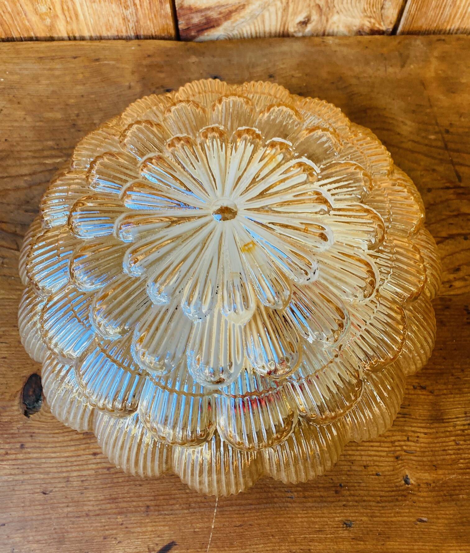 Plafonnier en verre moulé ambré vintage.