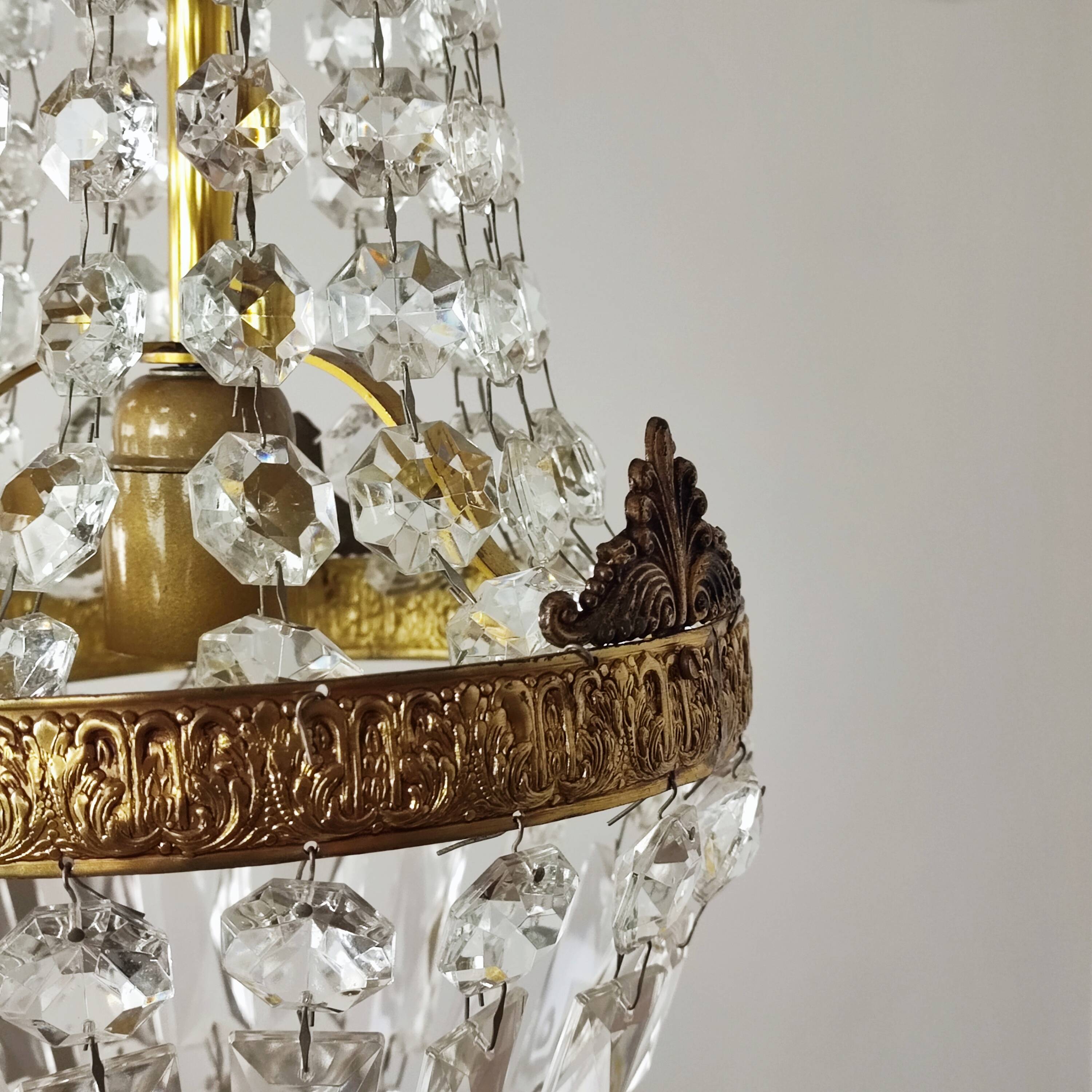 Balloon chandelier with pendants