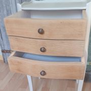 Table de chevet vintage en bois naturel à 3 tiroirs