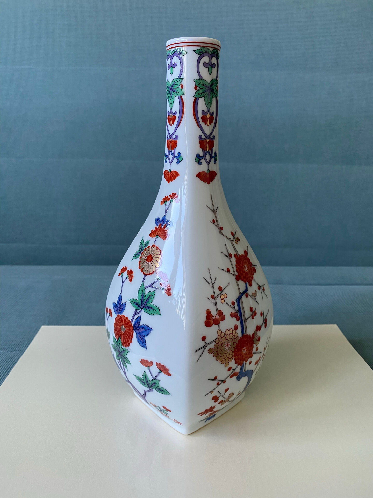 Vintage Japanese Arita porcelain vase – floral decoration H25cm