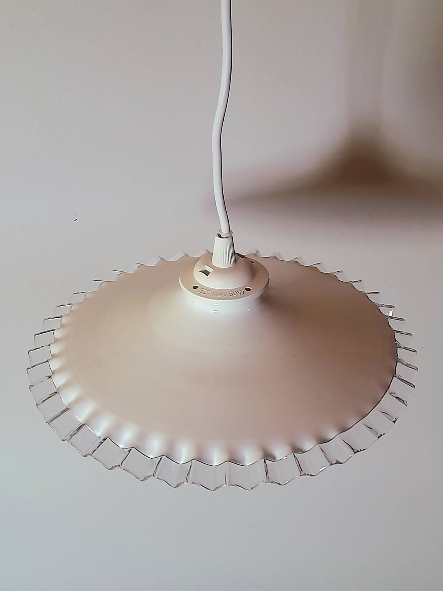 Suspension in pleated opaline