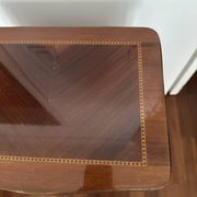 Petite table de chevet en marqueterie de style Louis XV