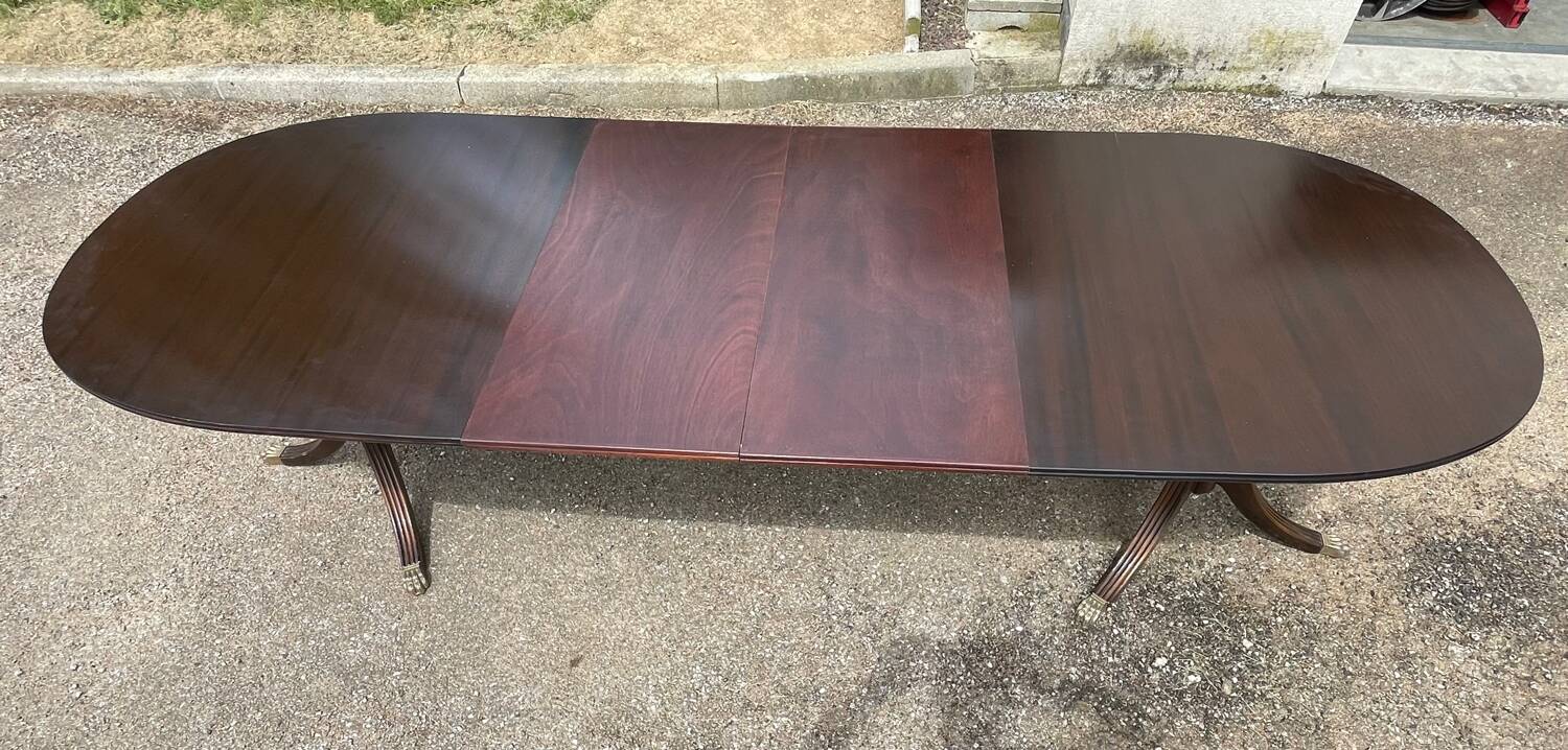 Table with two extensions and 6 mahogany chairs from the 19th century.