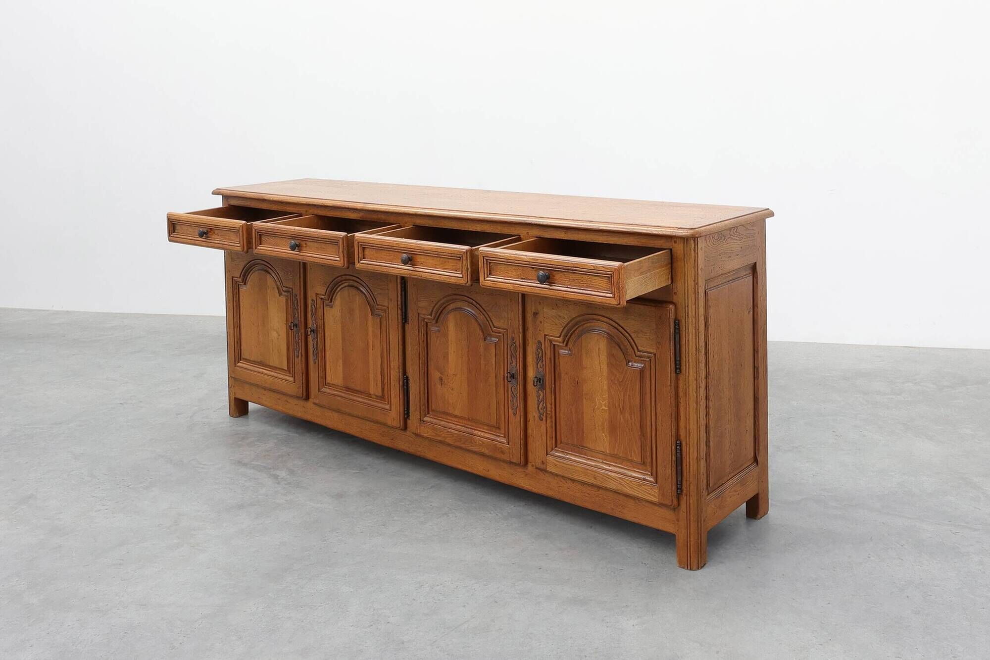 Buffet monumental en chêne par De Tonge, France, milieu du 20e siècle