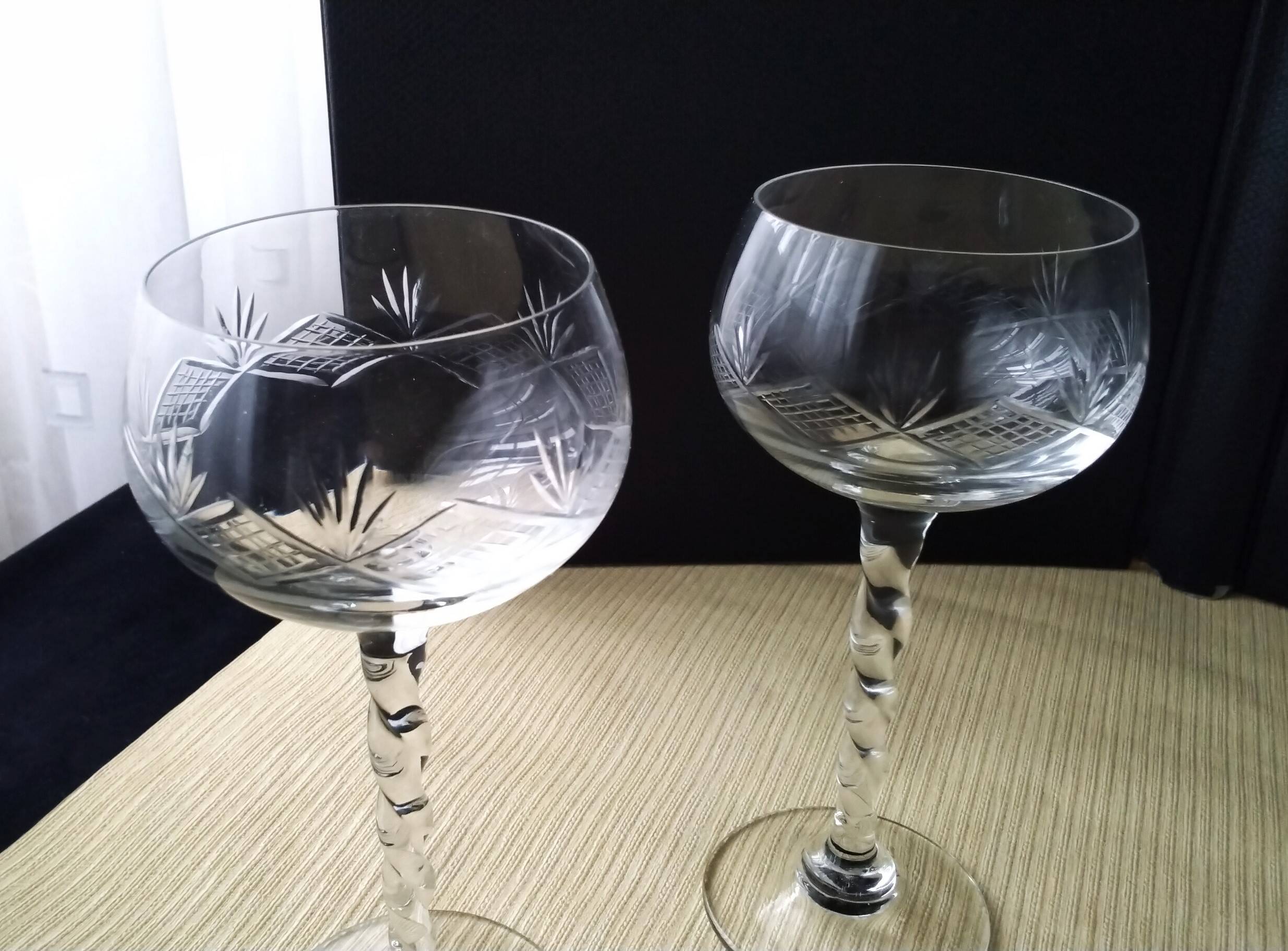 4 twisted stem glasses for white or rosé wine