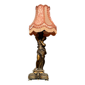 Lampe à figure féminine.
