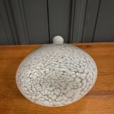 Vase pichet en forme de gourde 1940 moucheté gris sur fond blanc