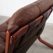 Fauteuil en cuir, design norvégien, années 1970, production : Norvège