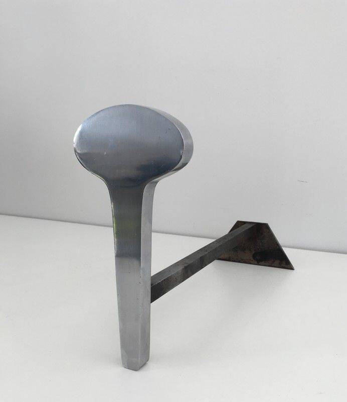 Paire de chenets modernistes en acier chromé et fer forgé