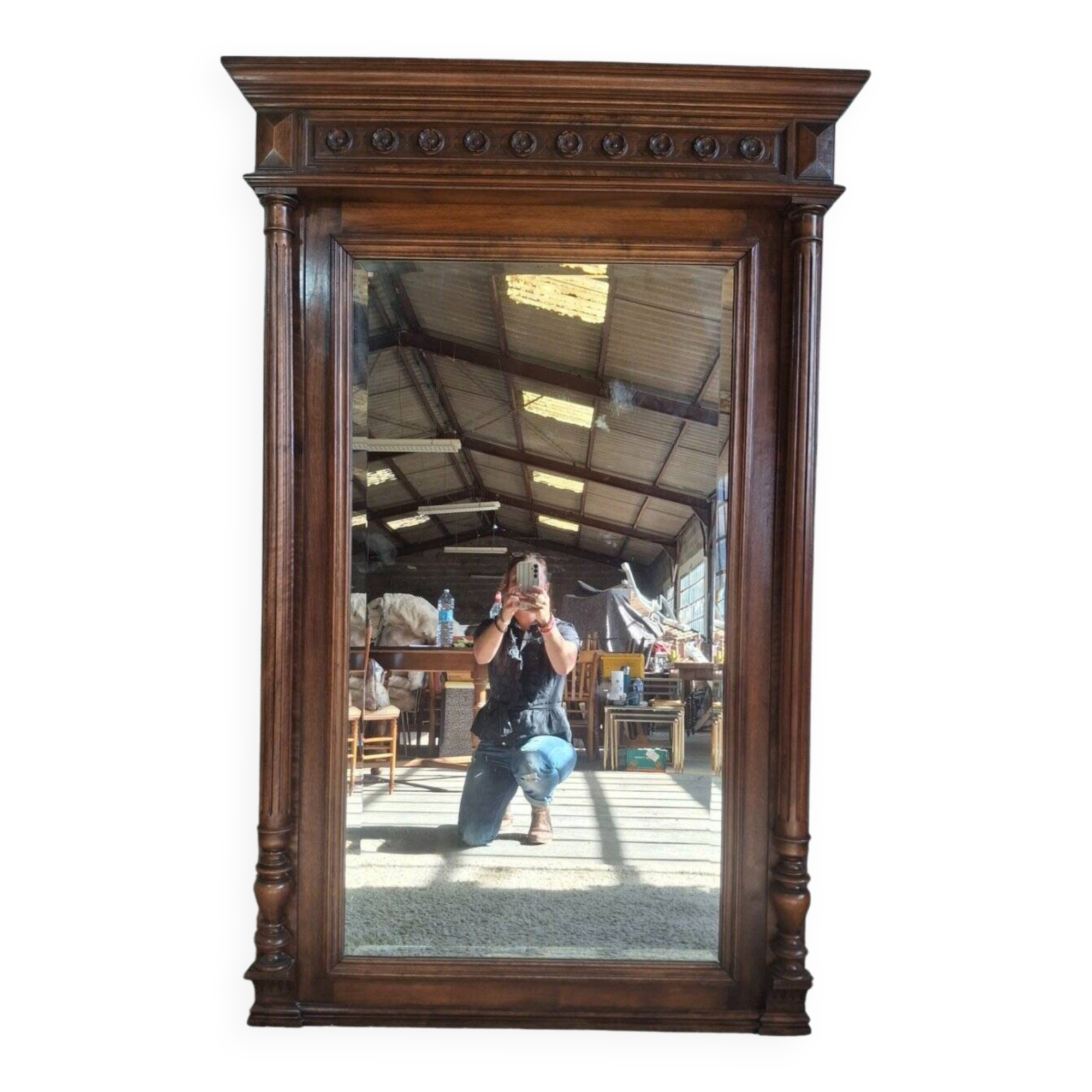 Large trumeau mirror with carved wood in the Louis XVI / Henri II style, 19th century.