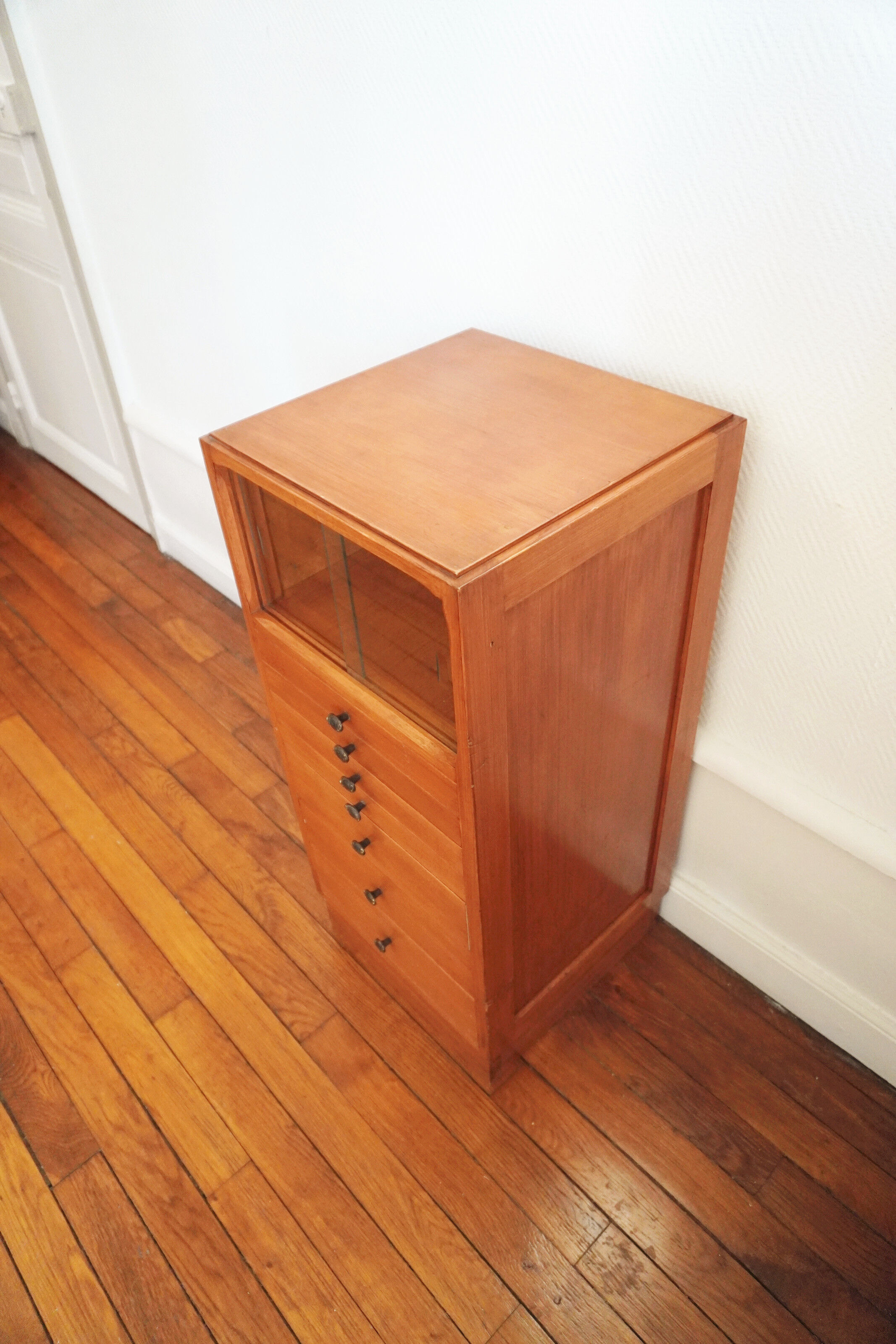 Small metier furniture chest of drawers with display case