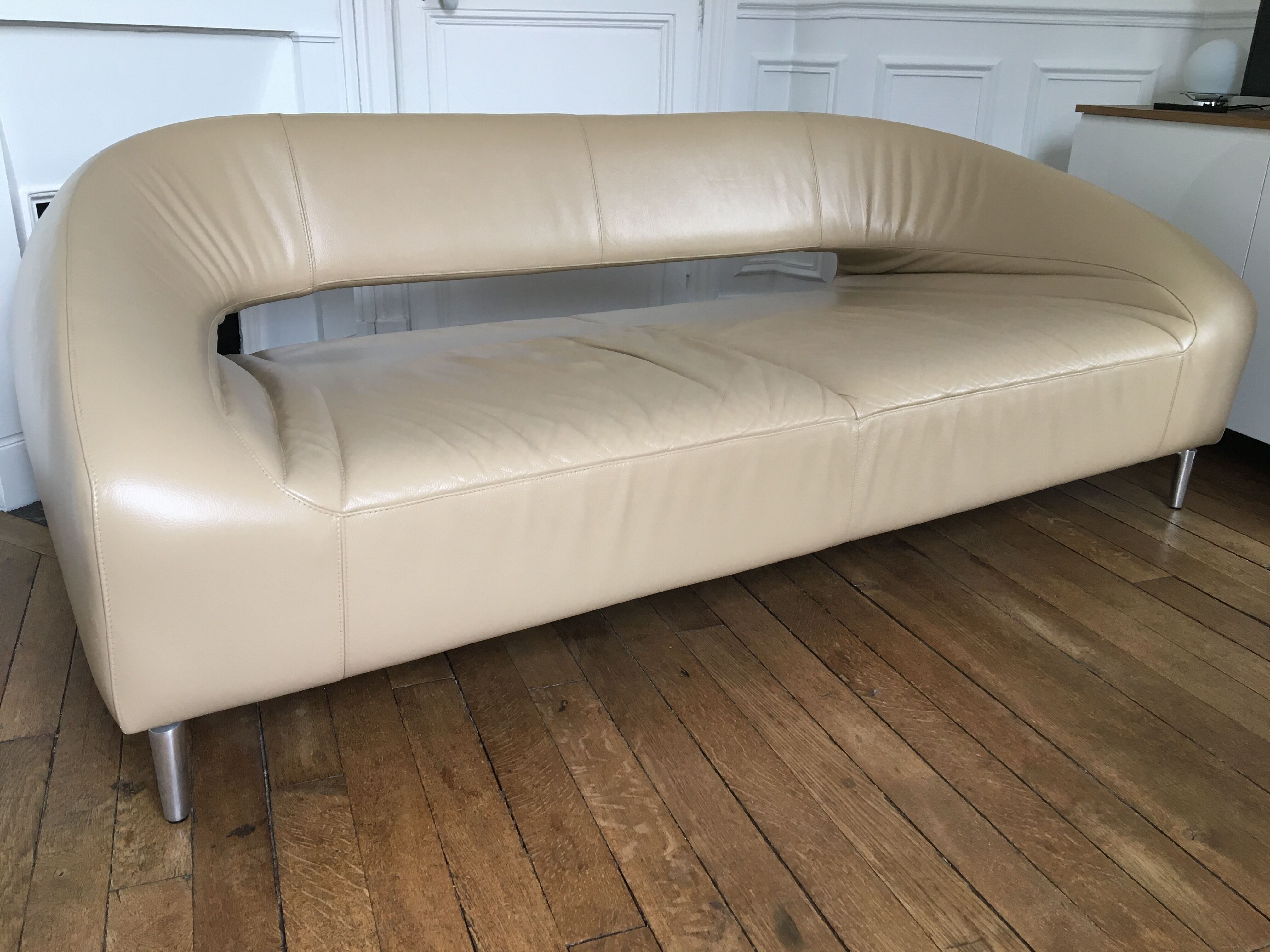 Léolux sofa in beige leather/cream new