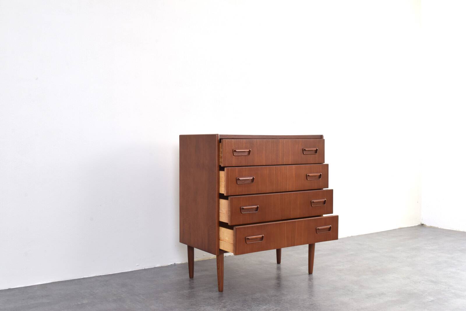 Commode en teck danois des années 1960.