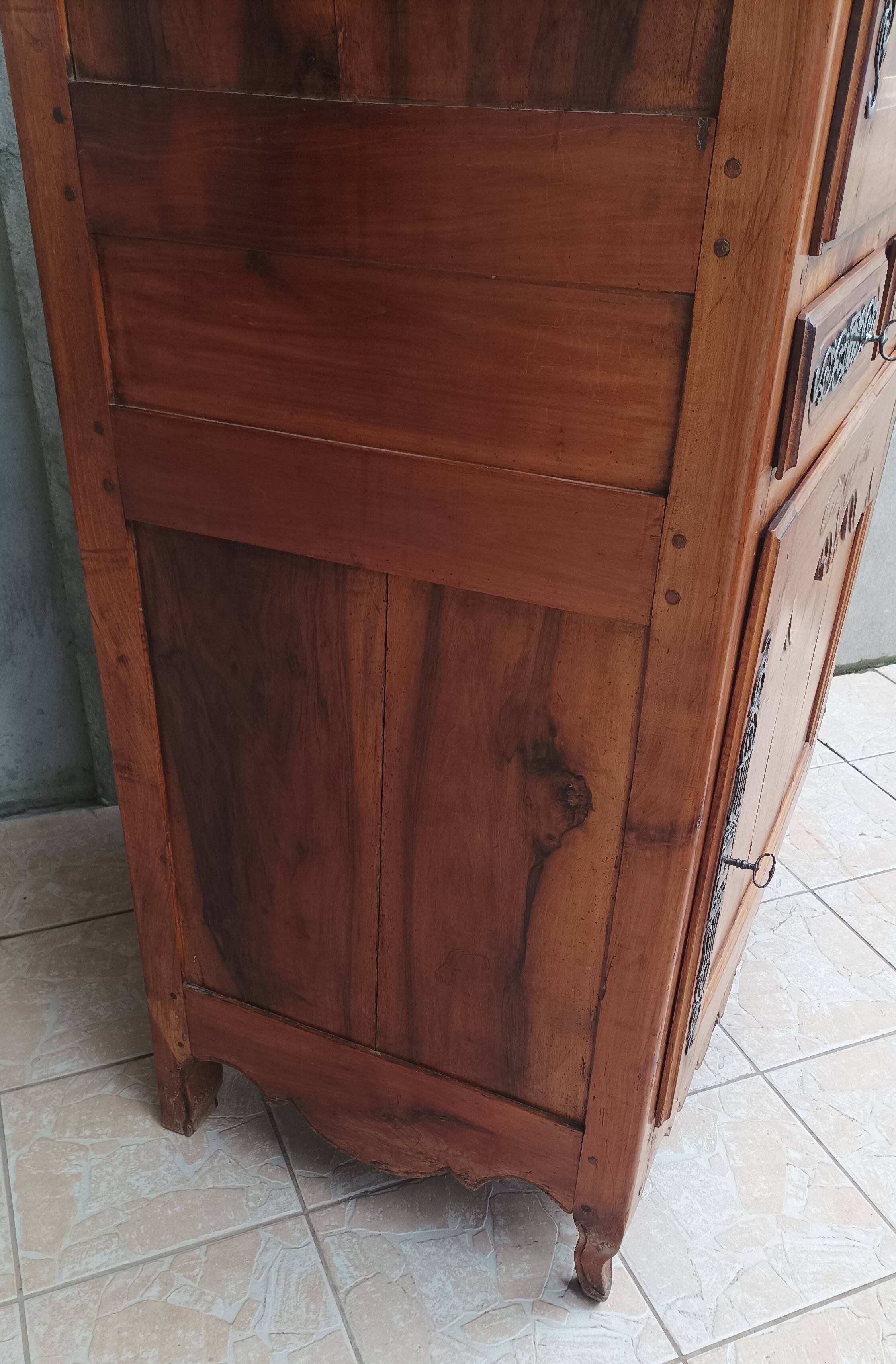 Cabinet vendéen homme debout louis xv en merisier