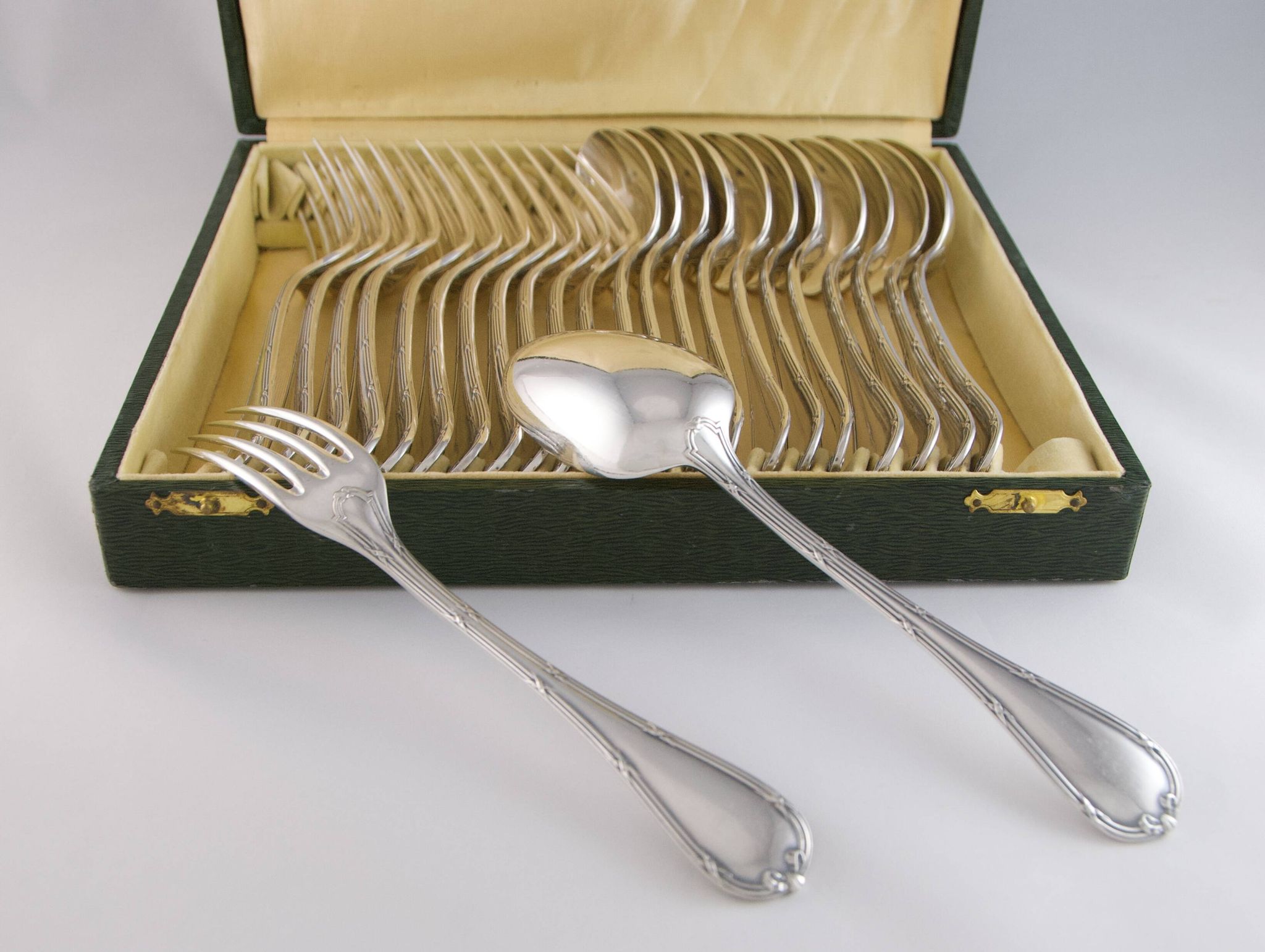 CHRISTOFLE 1907-1935 - 12 table forks and 12 Louis XVI style table spoons, Rubans model
