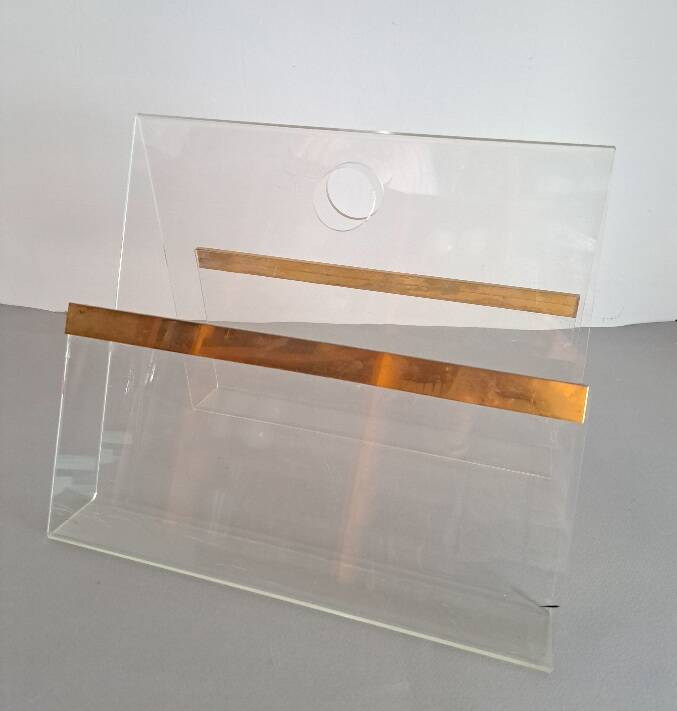 Porte-revues en plexiglas