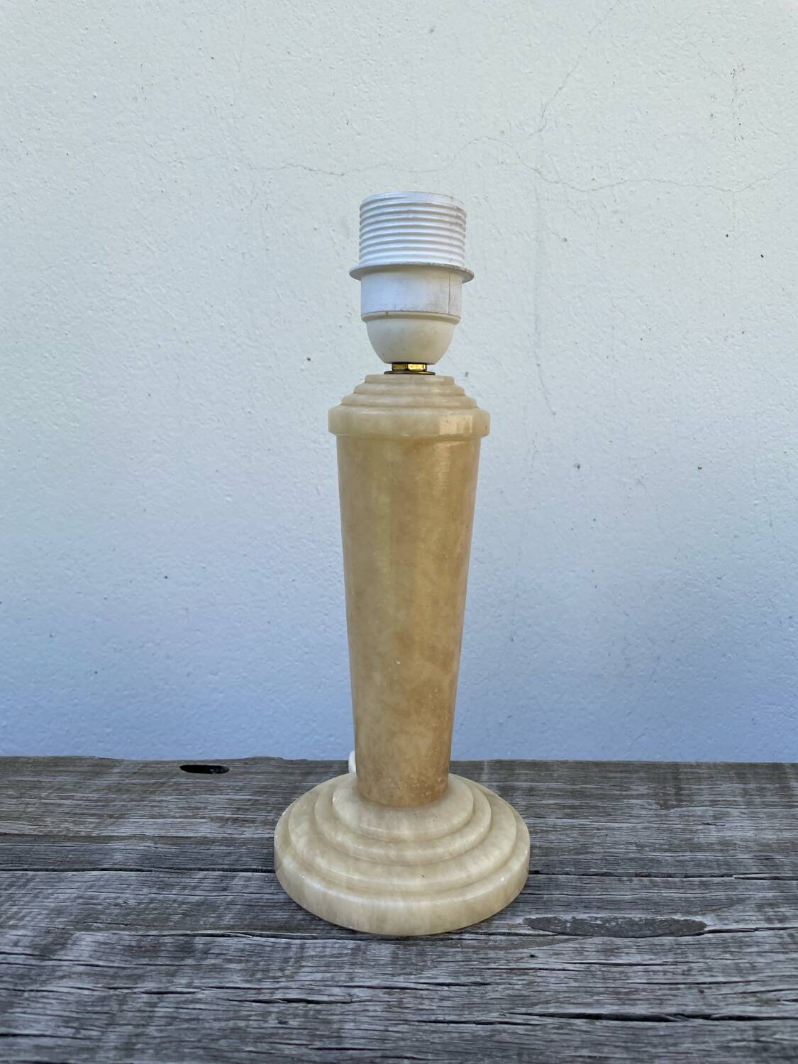 Beige alabaster art deco lamp