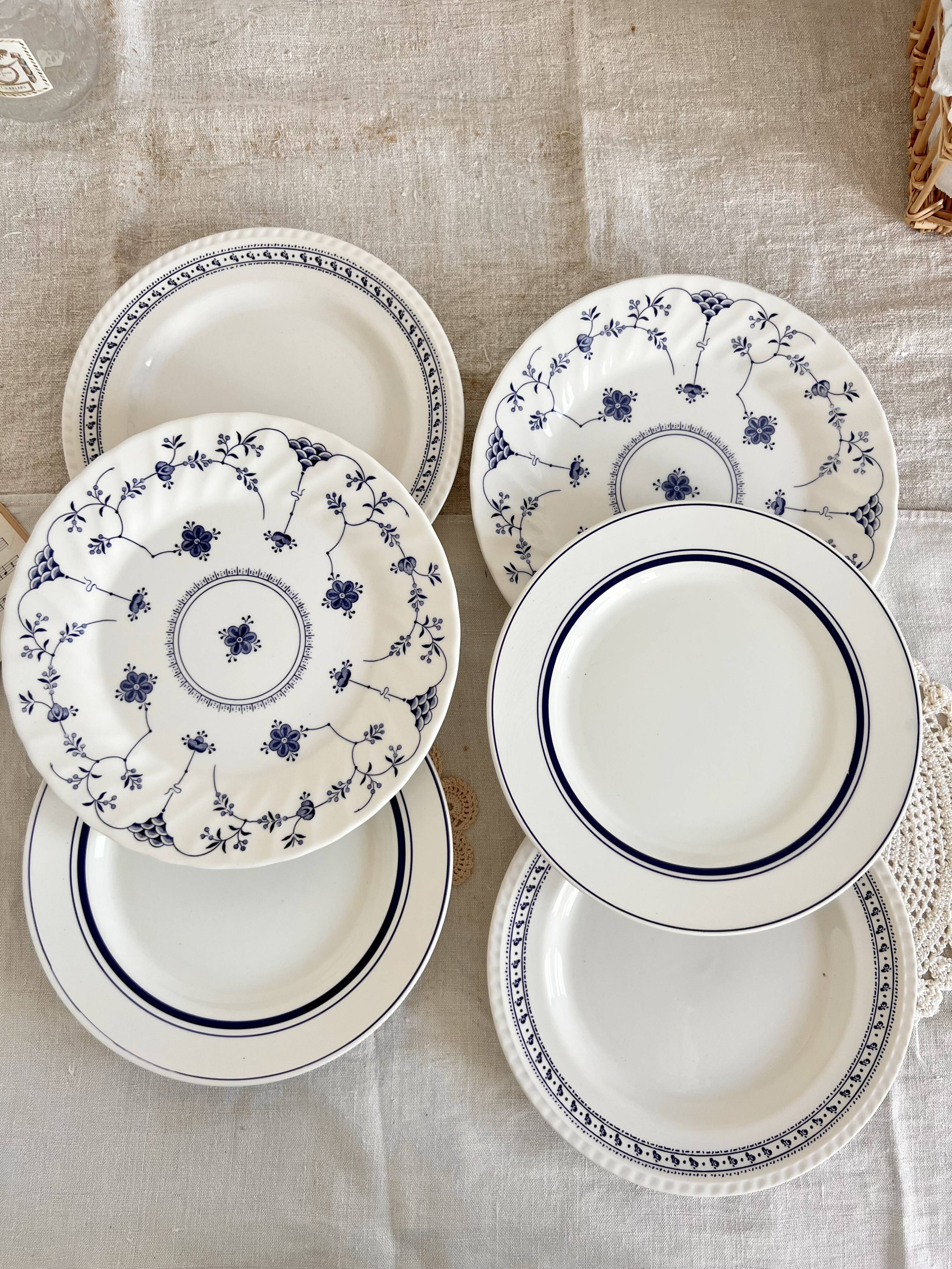 6 vintage mismatched blue and white porcelain dinner plates - Lot J