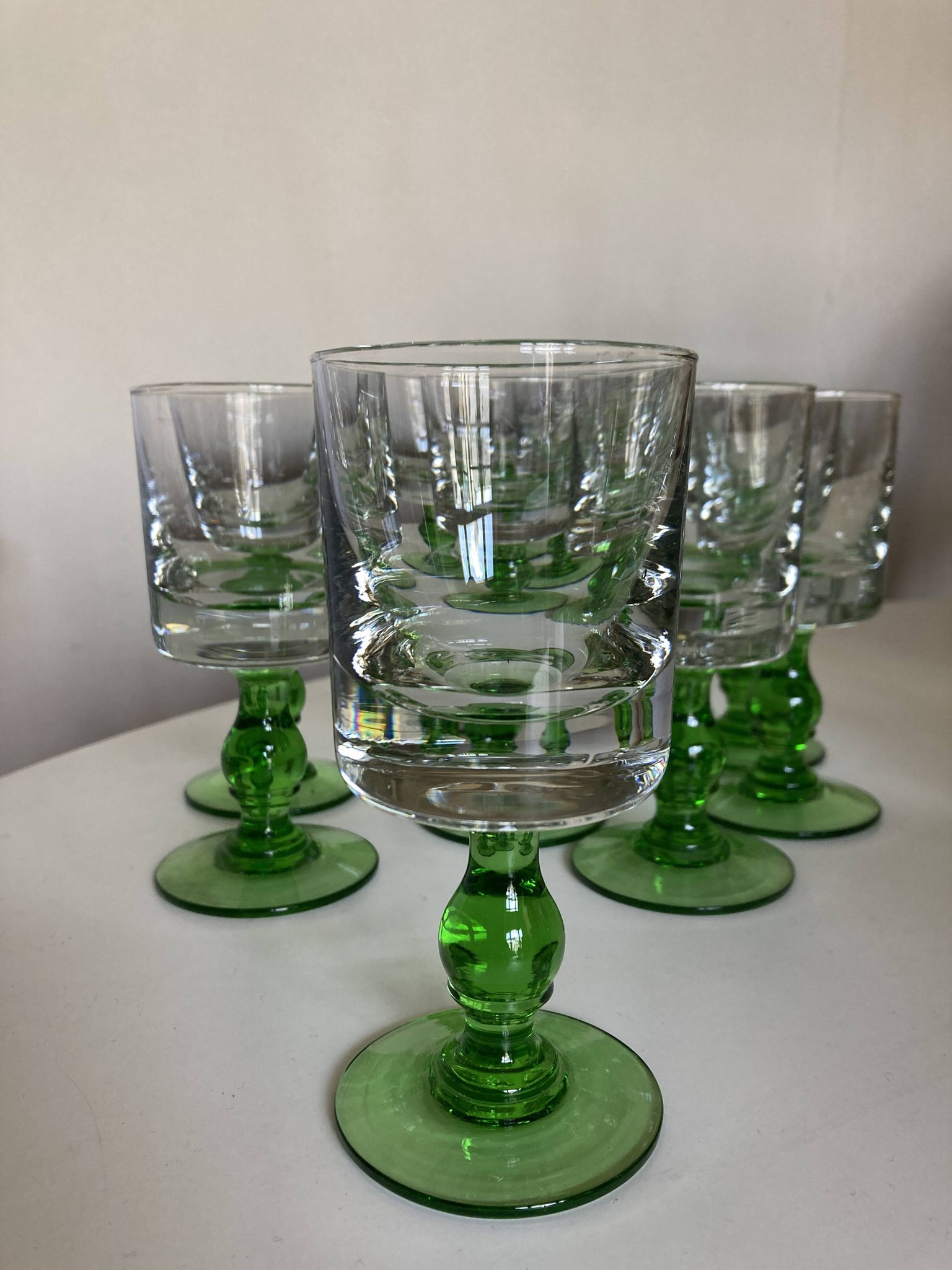 Set de 12 verres gobelets massifs à pied 1960