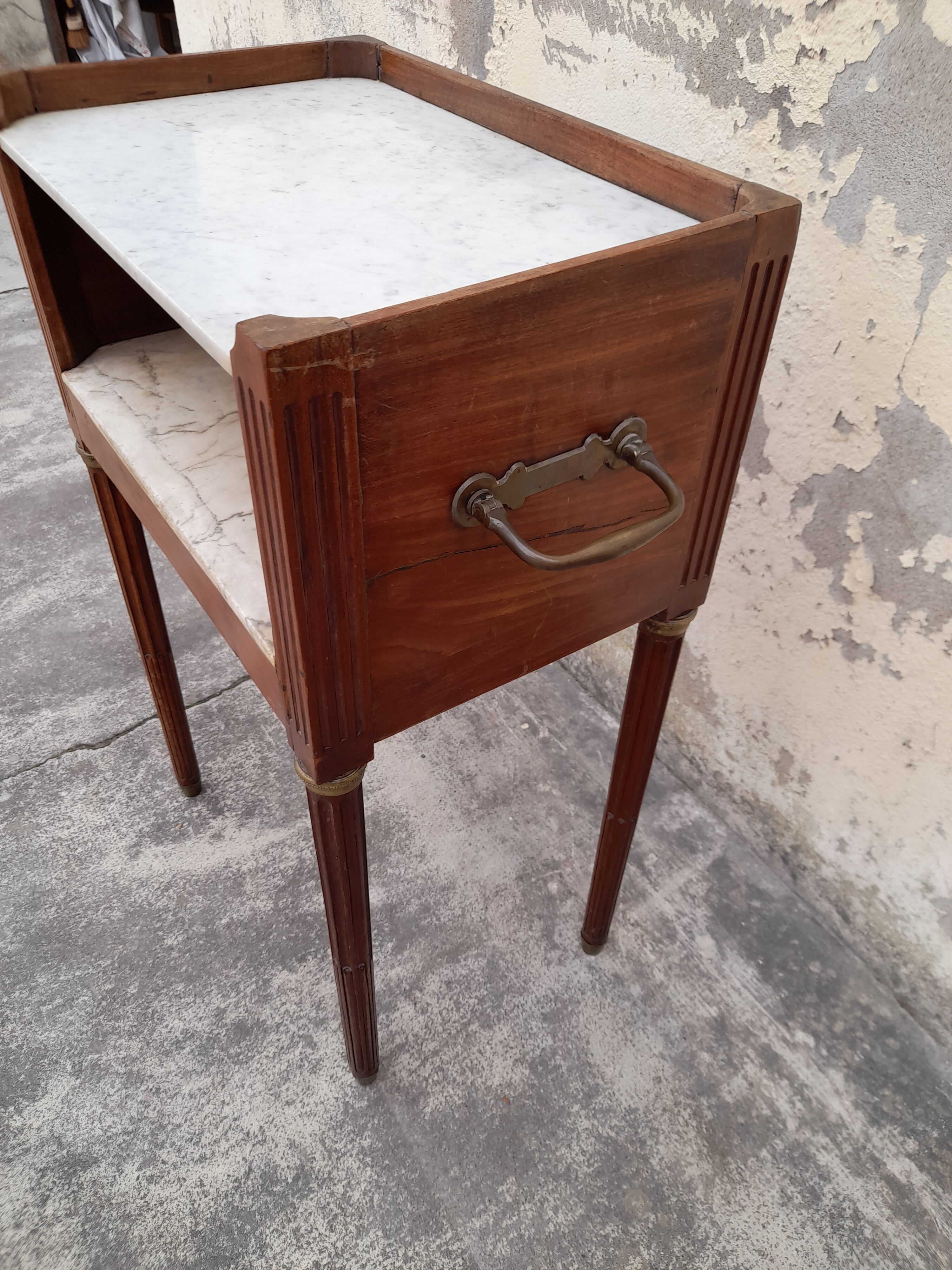 Table de chevet style louis xvi avec poignée