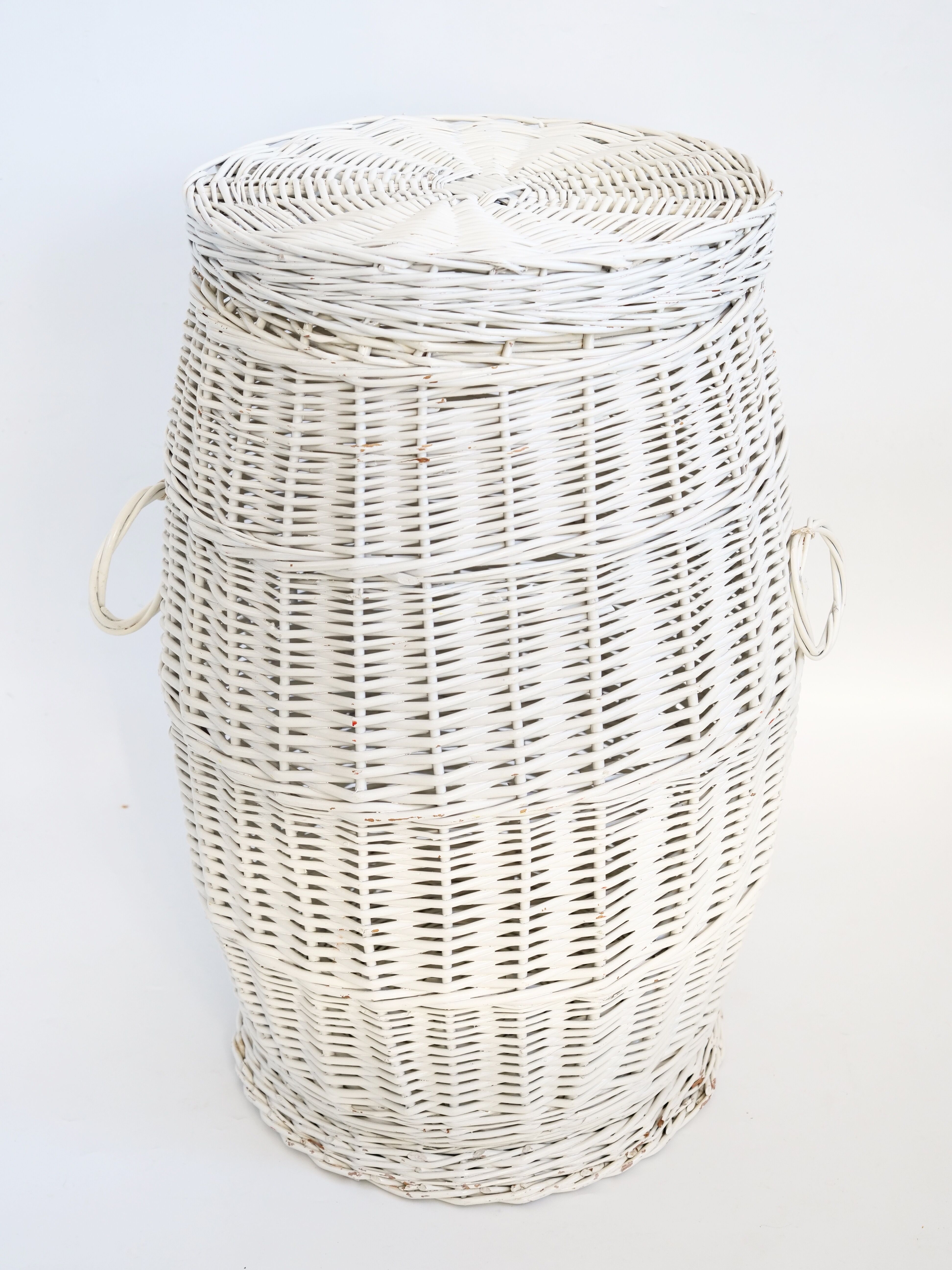 Corbeille panier à linge en osier peint vintage