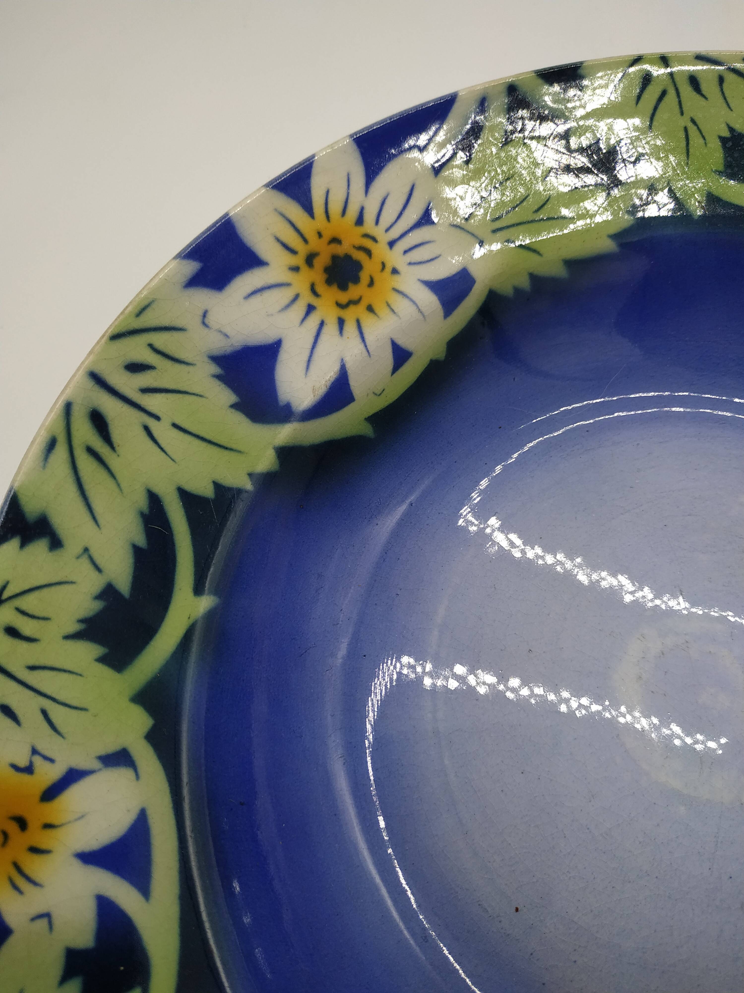 Plat creux aux Marguerites en porcelaine opaque de Gien