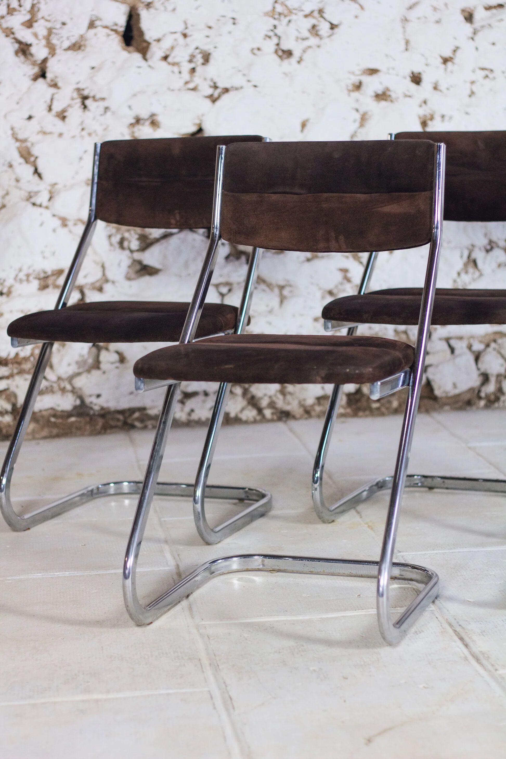 5 tubular chairs in suede and chrome by Roche Bobois, 1970.
