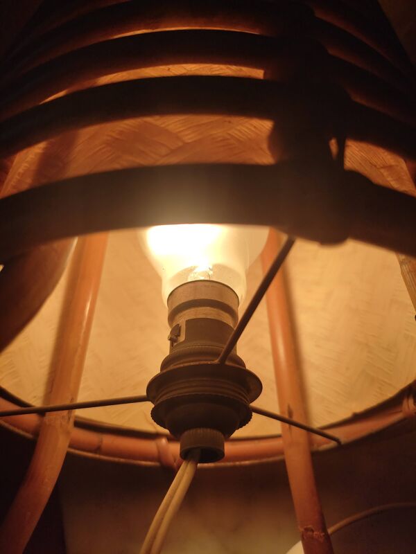 Lampe cylindrique en rotin par Louis Sognot