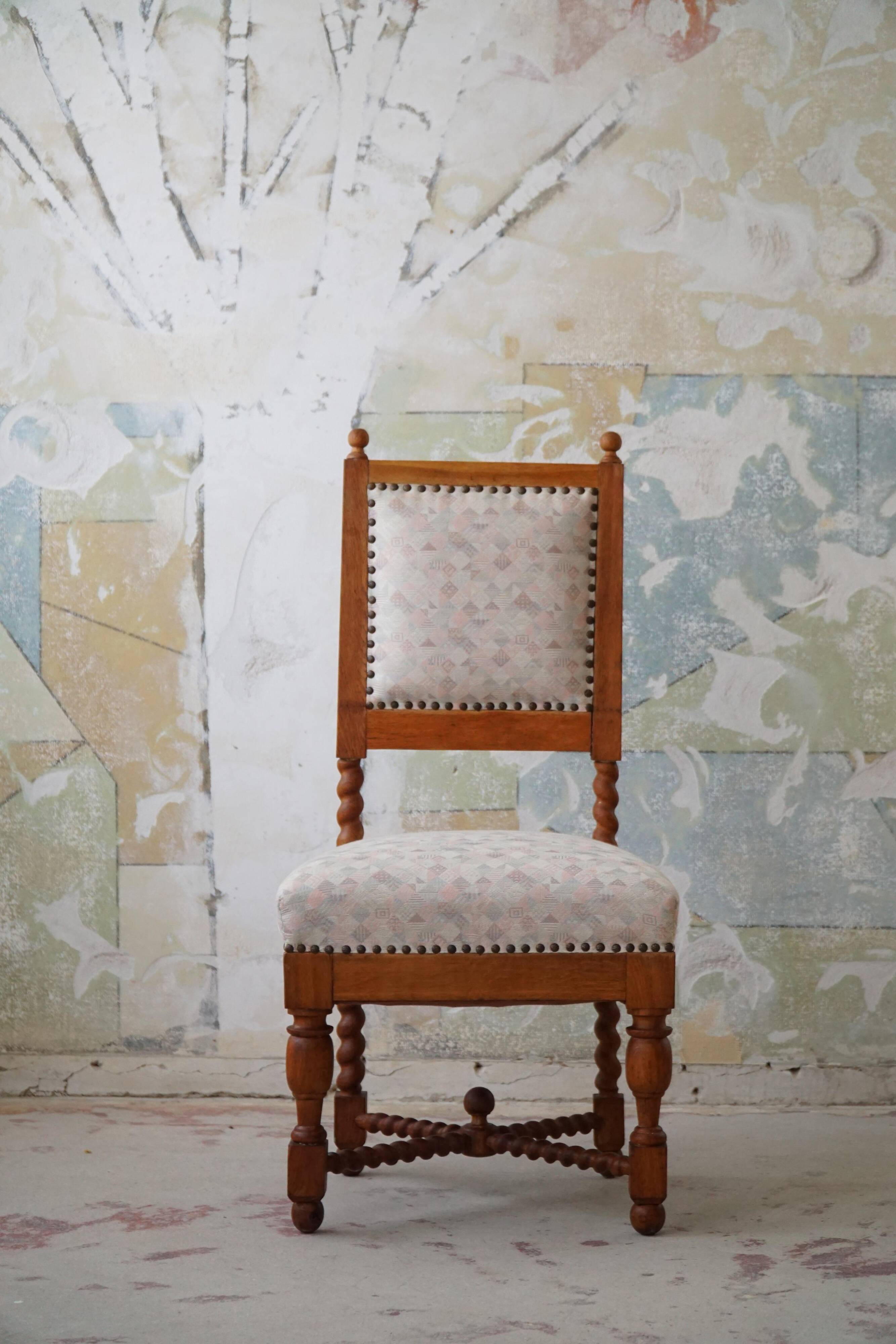 English-style baroque chair with twisted legs in elm, 1920s.
