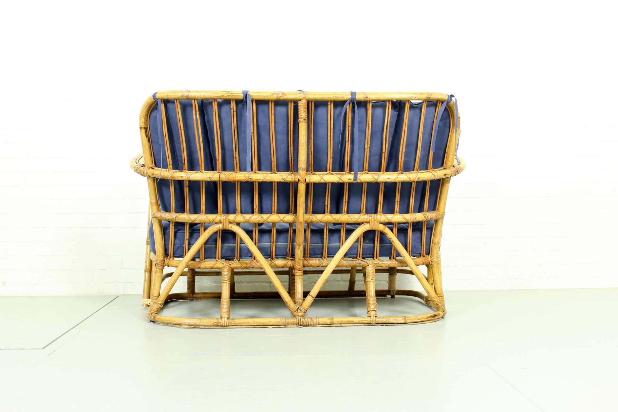 Ensemble rare de salon de rotin de milieu du siècle