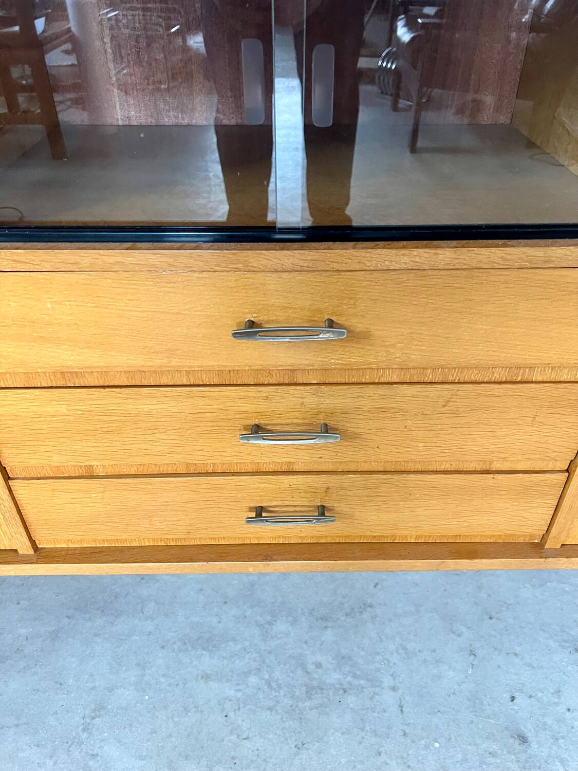 Ancien bahut enfilade en chêne clair pied compas design des années 50 vintage