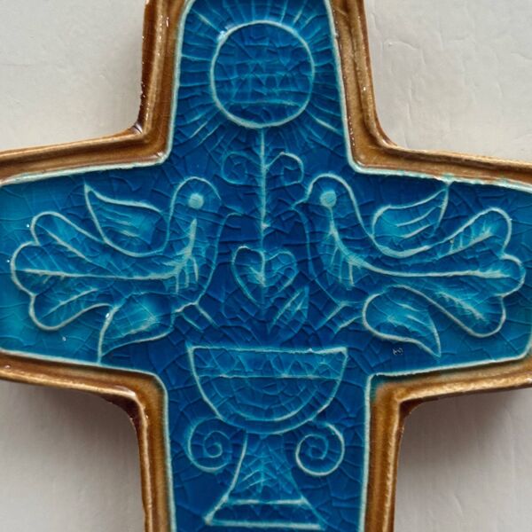 Croix en céramique fond bleu décor d'oiseaux par Taburet Quimper XXe